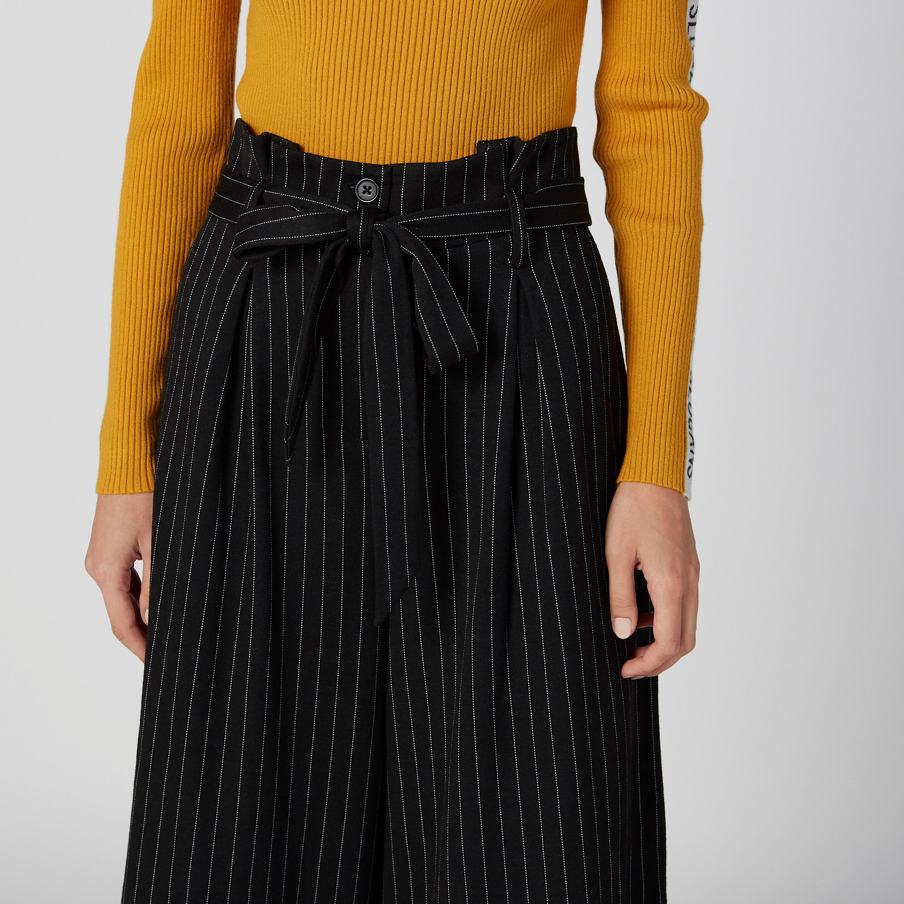 بنطلون واسع الساقين مقلّم بجيوب وأربطة-women-clothing-bottoms-trousers-image-4