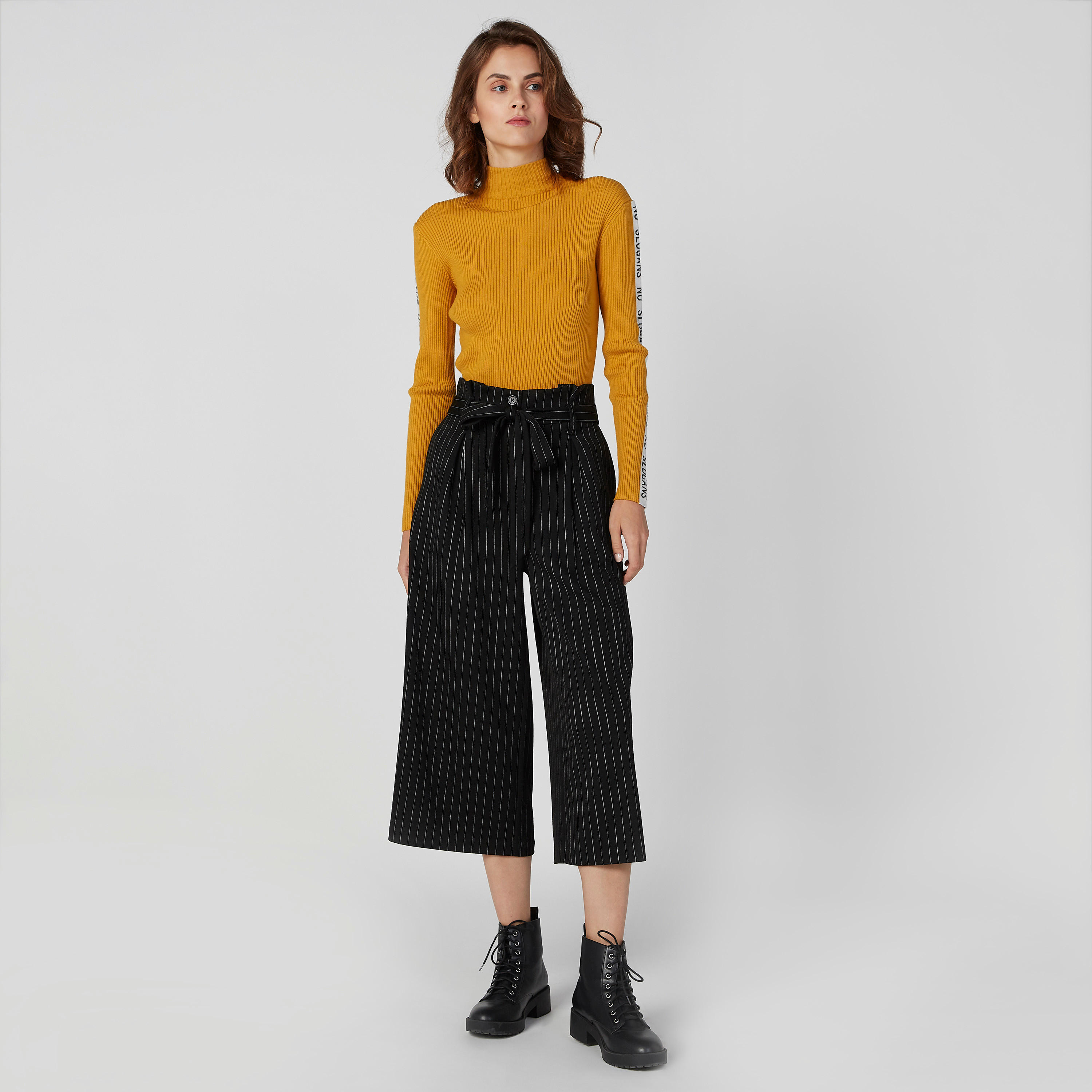 بنطلون واسع الساقين مقلّم بجيوب وأربطة-women-clothing-bottoms-trousers-image-5