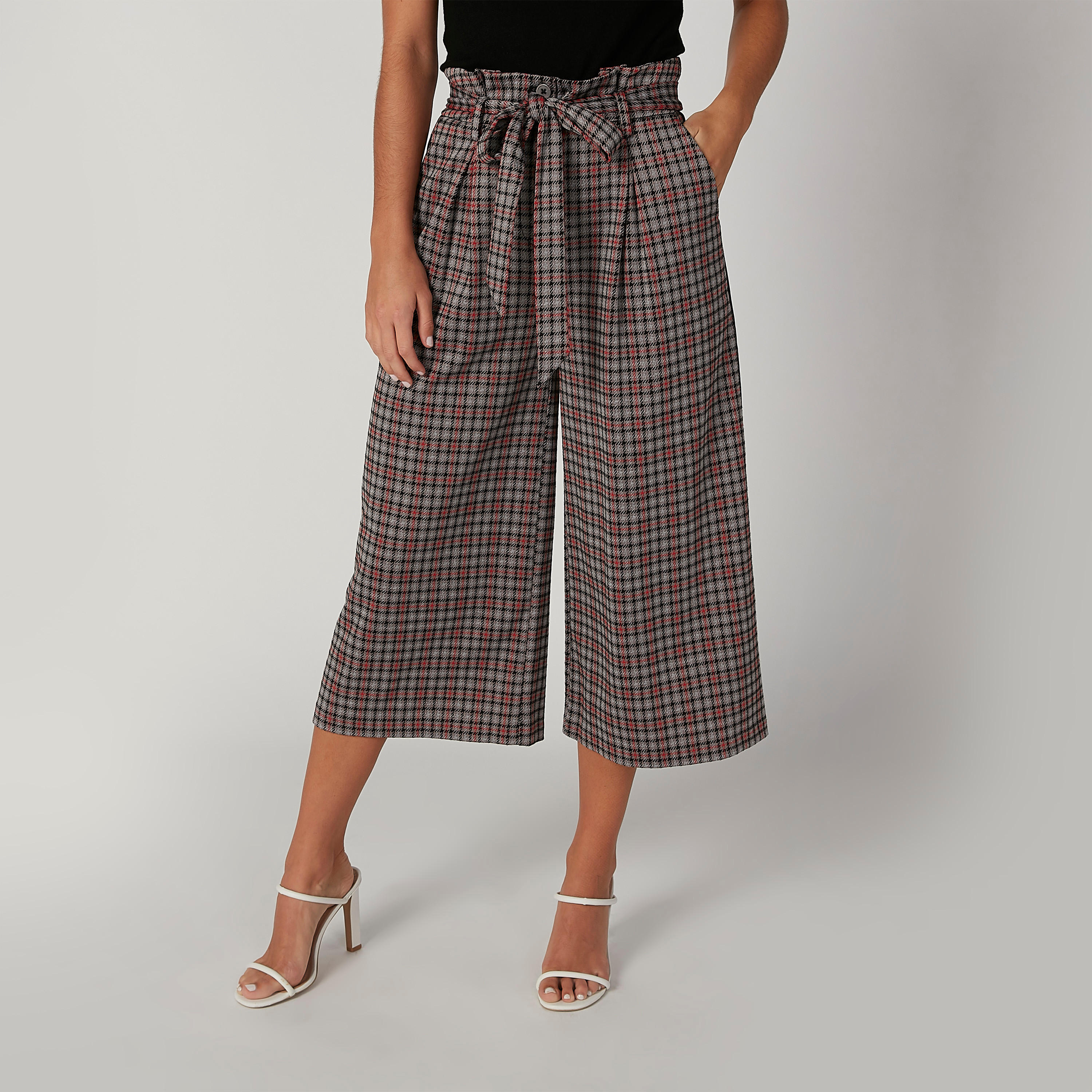 بنطلون قصير كاروهات بخصر بيبرباج وتفاصيل جيوب-women-clothing-bottoms-trousers-image-1