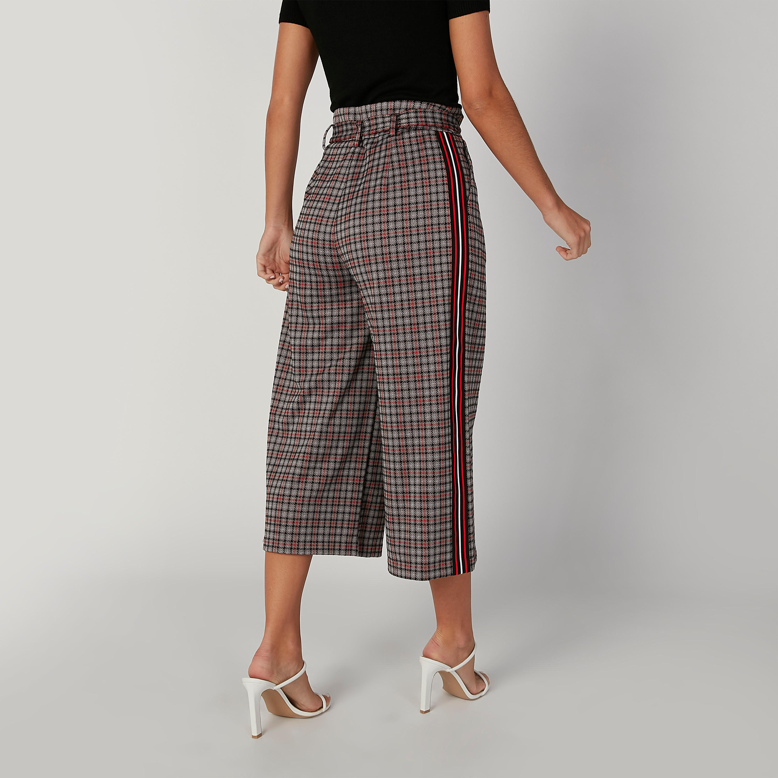 بنطلون قصير كاروهات بخصر بيبرباج وتفاصيل جيوب-women-clothing-bottoms-trousers-image-2
