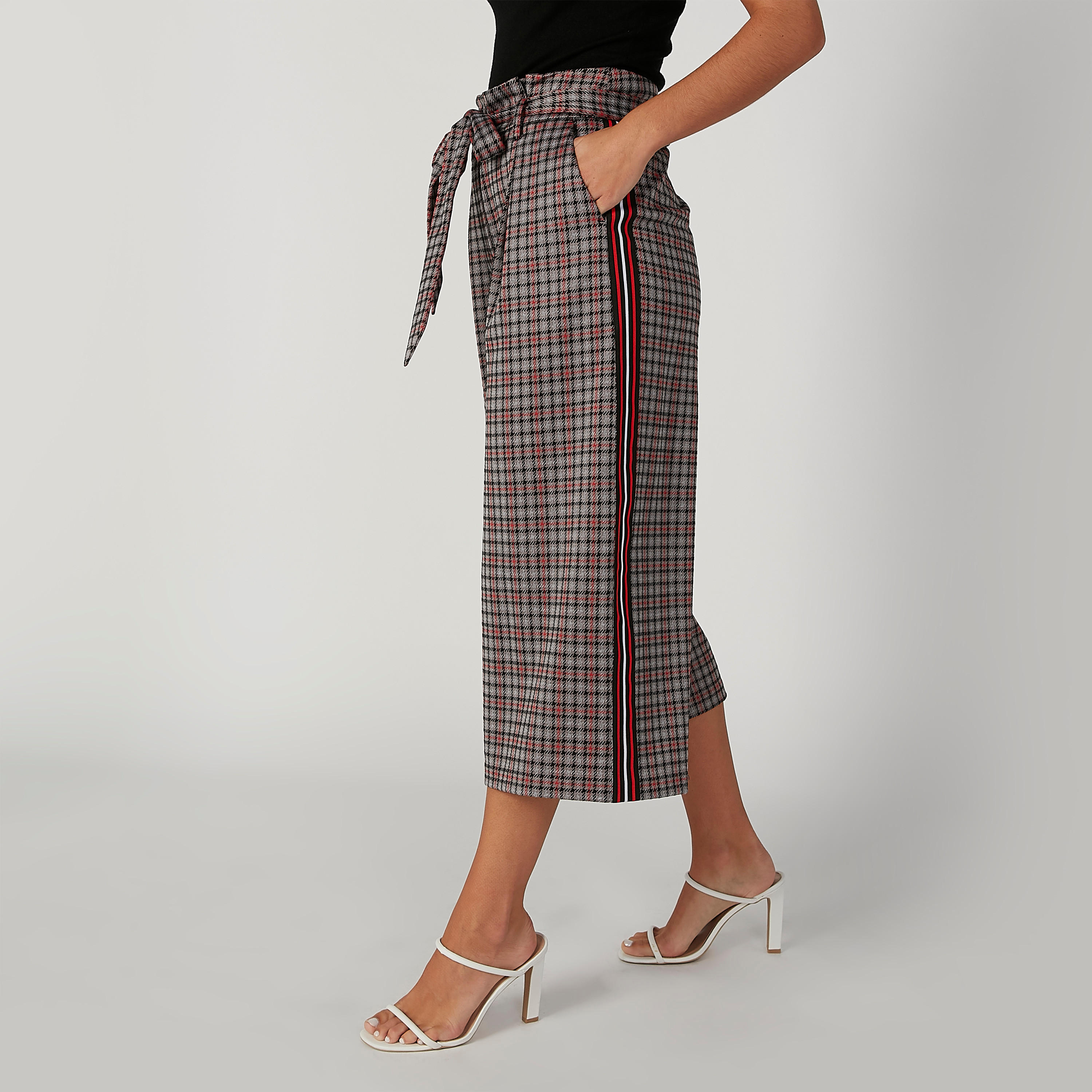 بنطلون قصير كاروهات بخصر بيبرباج وتفاصيل جيوب-women-clothing-bottoms-trousers-image-3