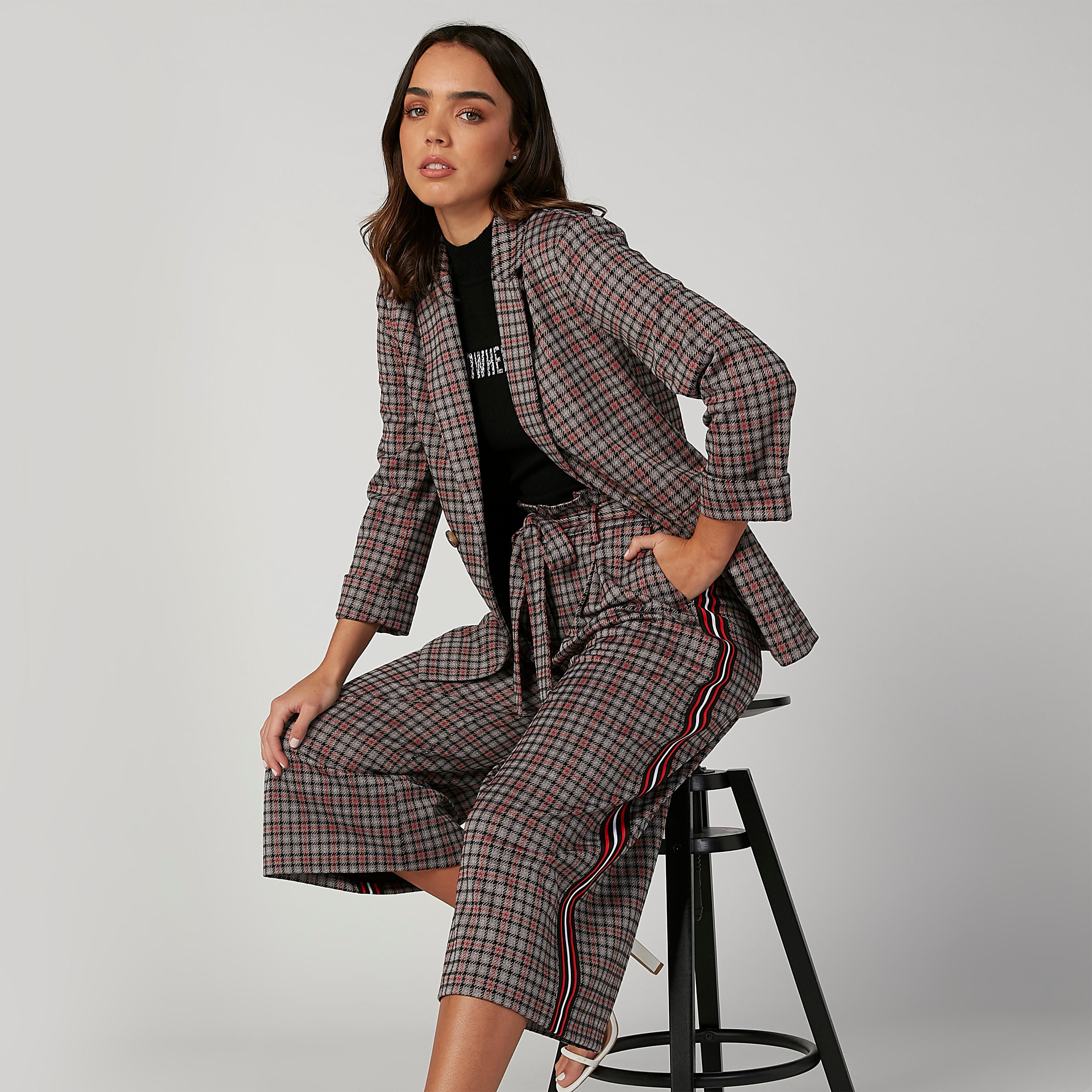 بنطلون قصير كاروهات بخصر بيبرباج وتفاصيل جيوب-women-clothing-bottoms-trousers-image-4