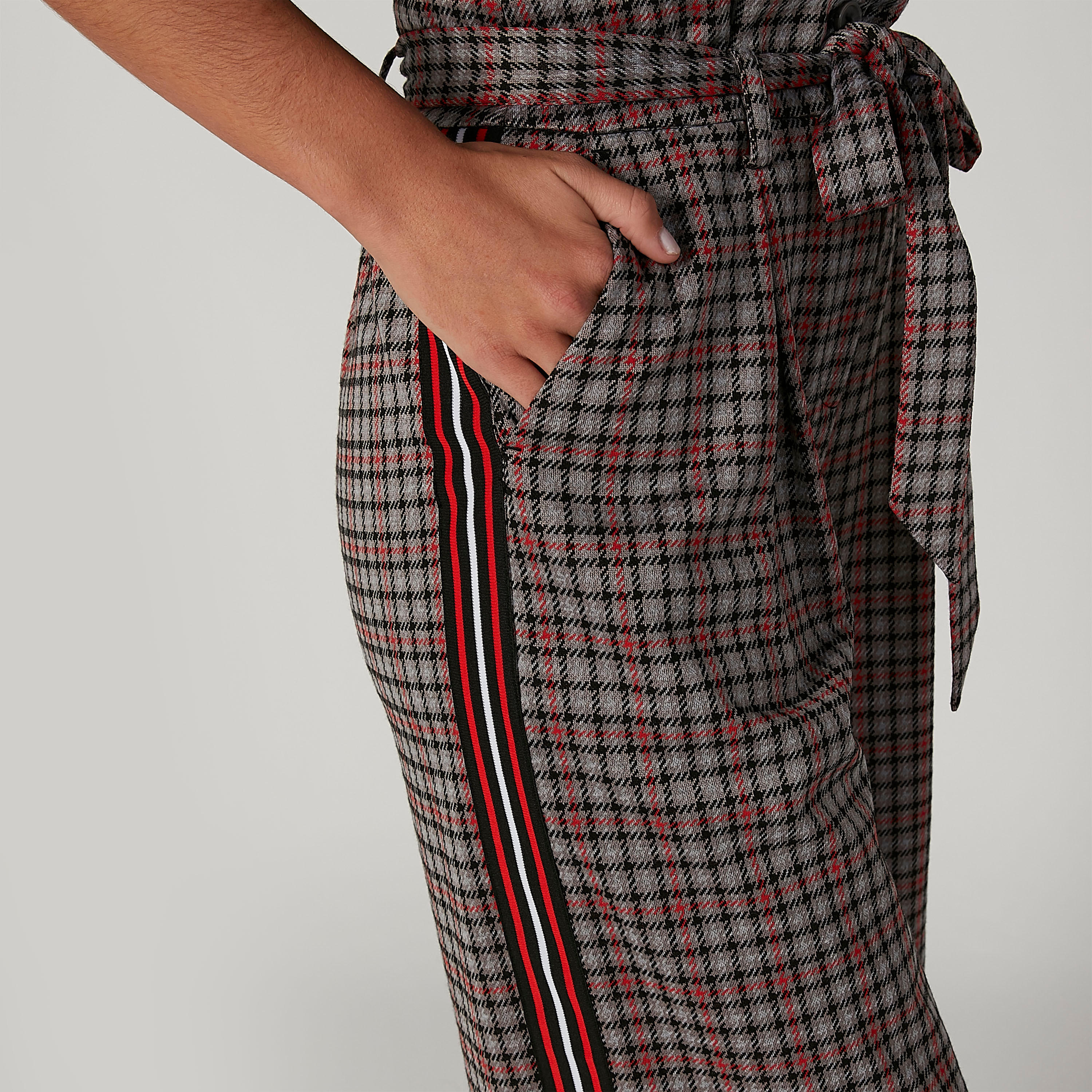 بنطلون قصير كاروهات بخصر بيبرباج وتفاصيل جيوب-women-clothing-bottoms-trousers-image-5