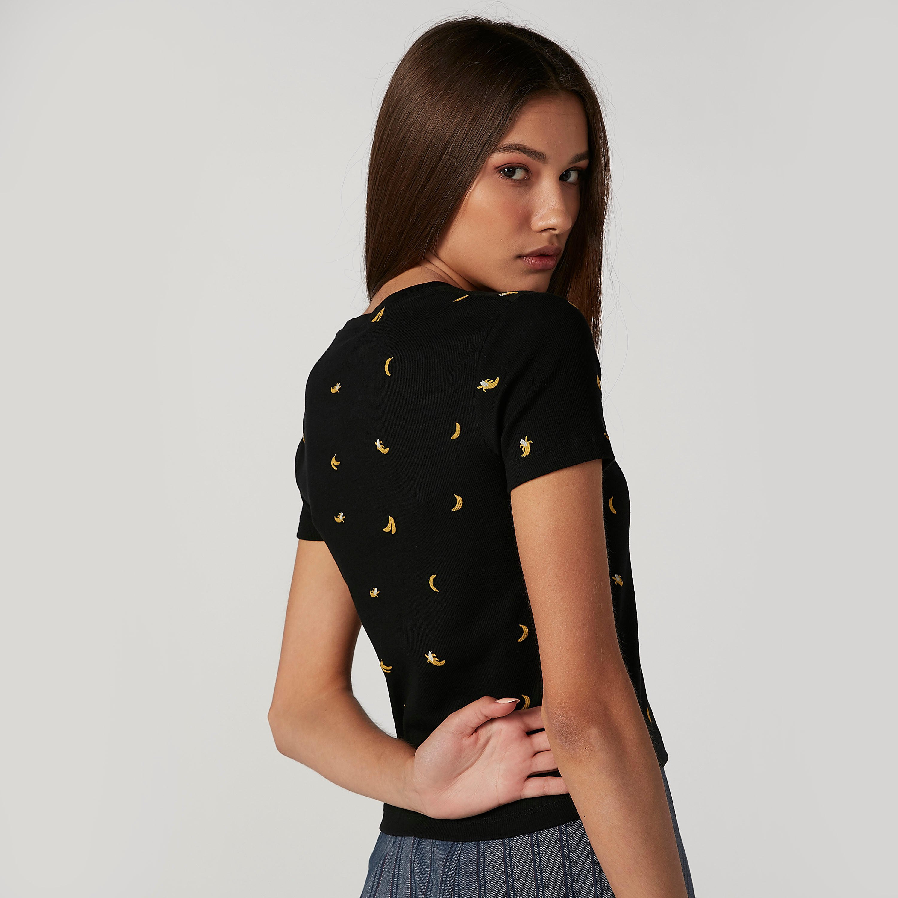 بلوزة قصيرة سليم بياقة V وأكمام قصيرة وطبعات-women-clothing-tshirts-image-2