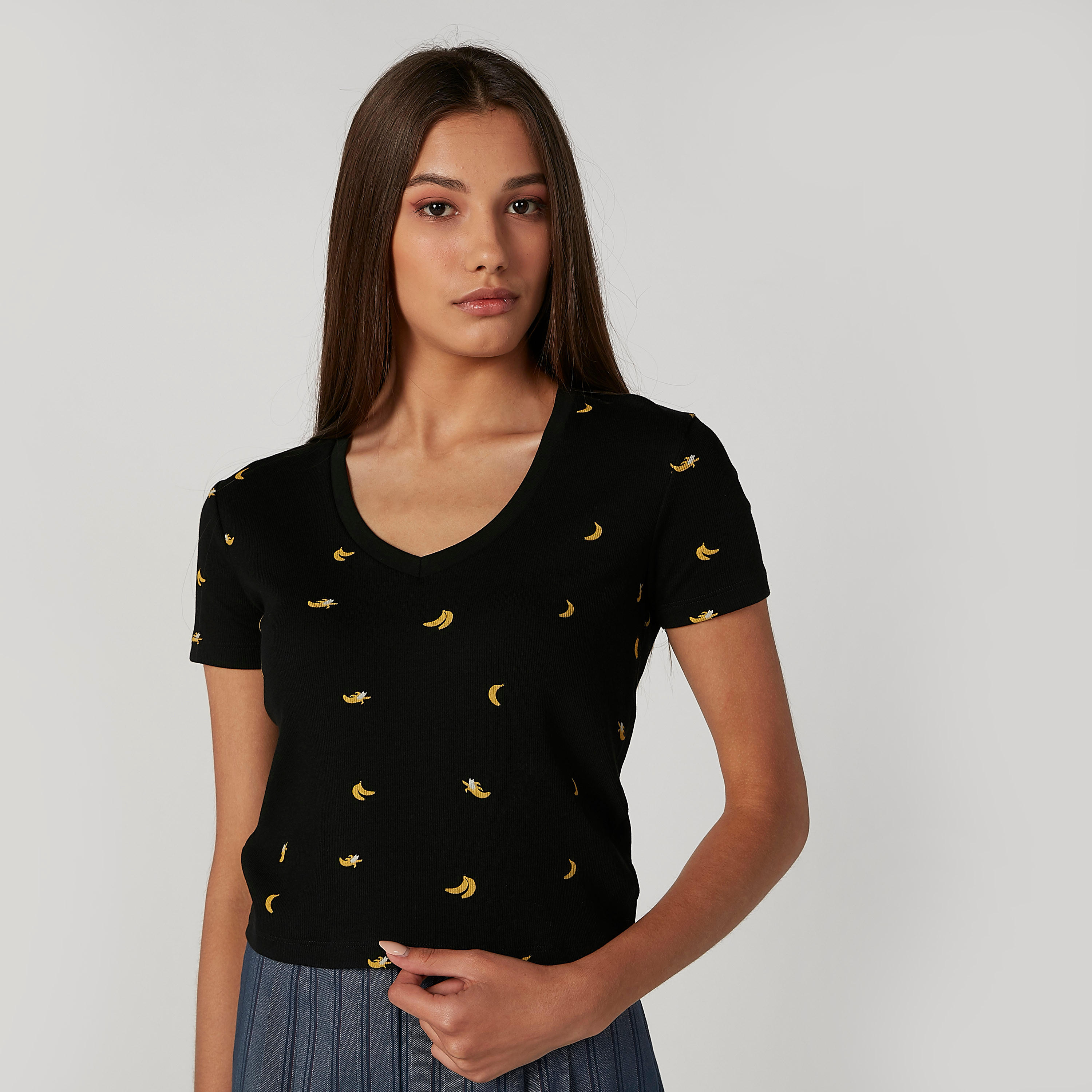 بلوزة قصيرة سليم بياقة V وأكمام قصيرة وطبعات-women-clothing-tshirts-image-1