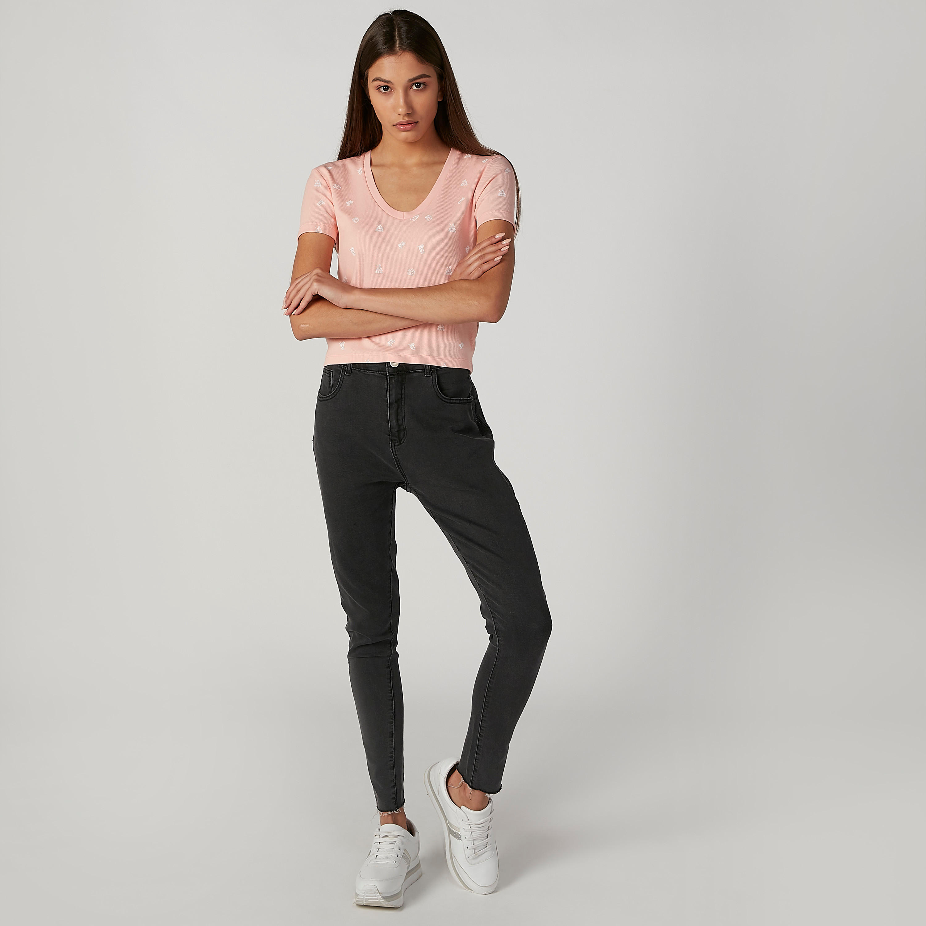 تيشيرت قصير سليم بياقة V وأكمام قصيرة وطبعات-women-clothing-tshirts-image-3