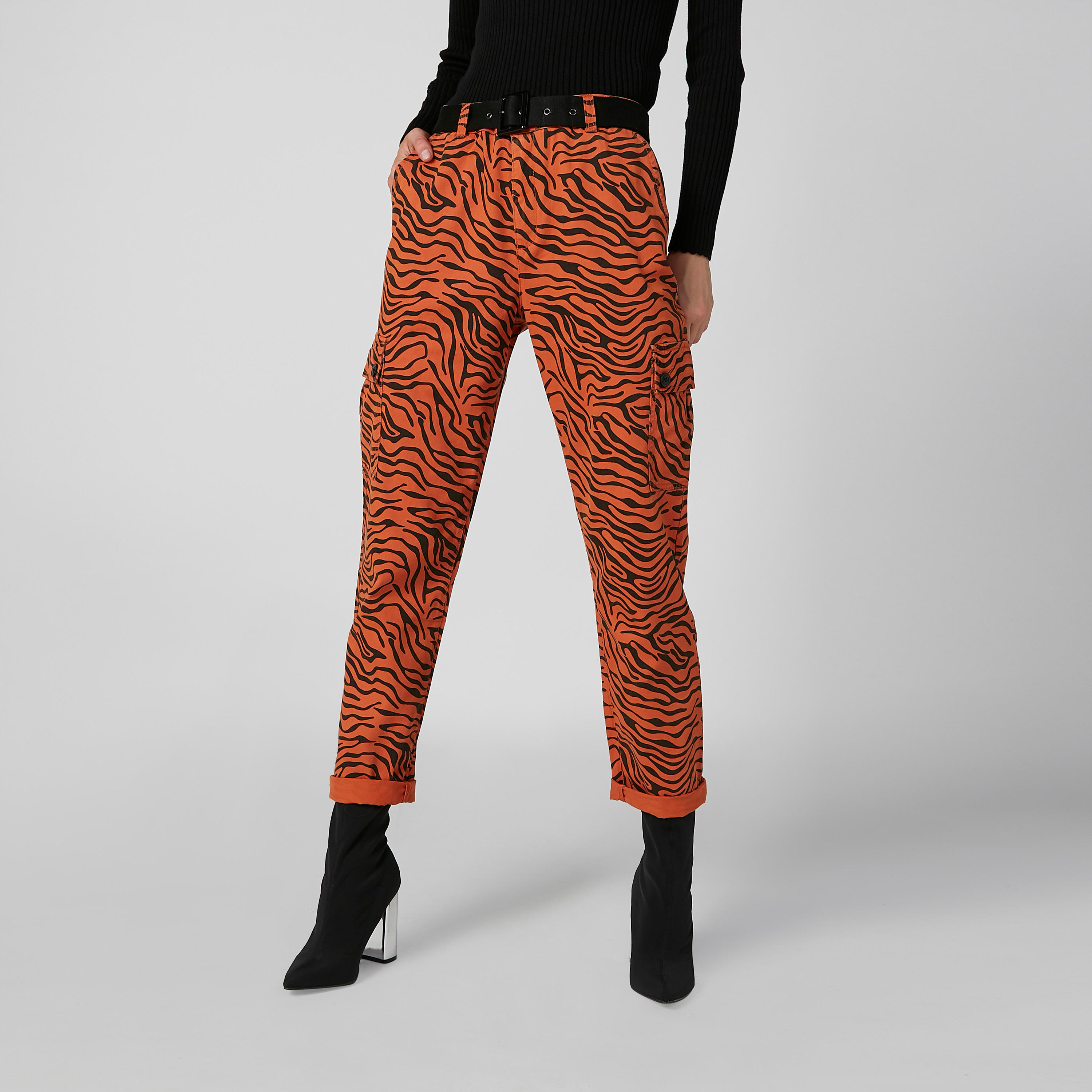 بنطلون كارجو بخصر متوسّط الارتفاع وطبعات حيوانات وتفاصيل جيب وعراوي حزام-women-clothing-bottoms-trousers-image-1