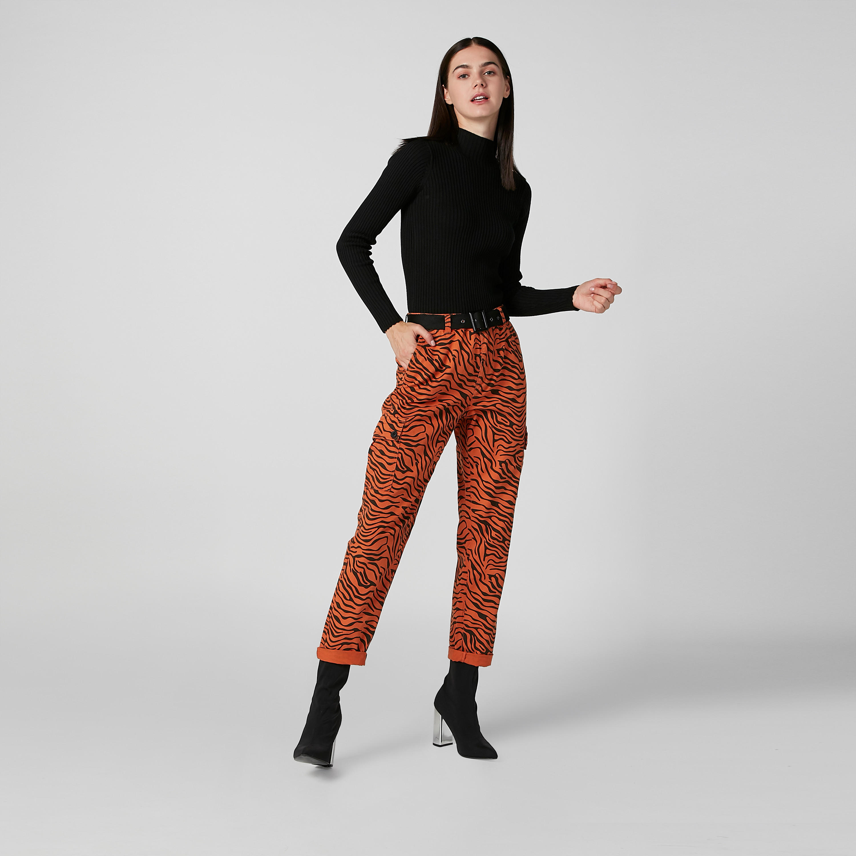 بنطلون كارجو بخصر متوسّط الارتفاع وطبعات حيوانات وتفاصيل جيب وعراوي حزام-women-clothing-bottoms-trousers-image-2
