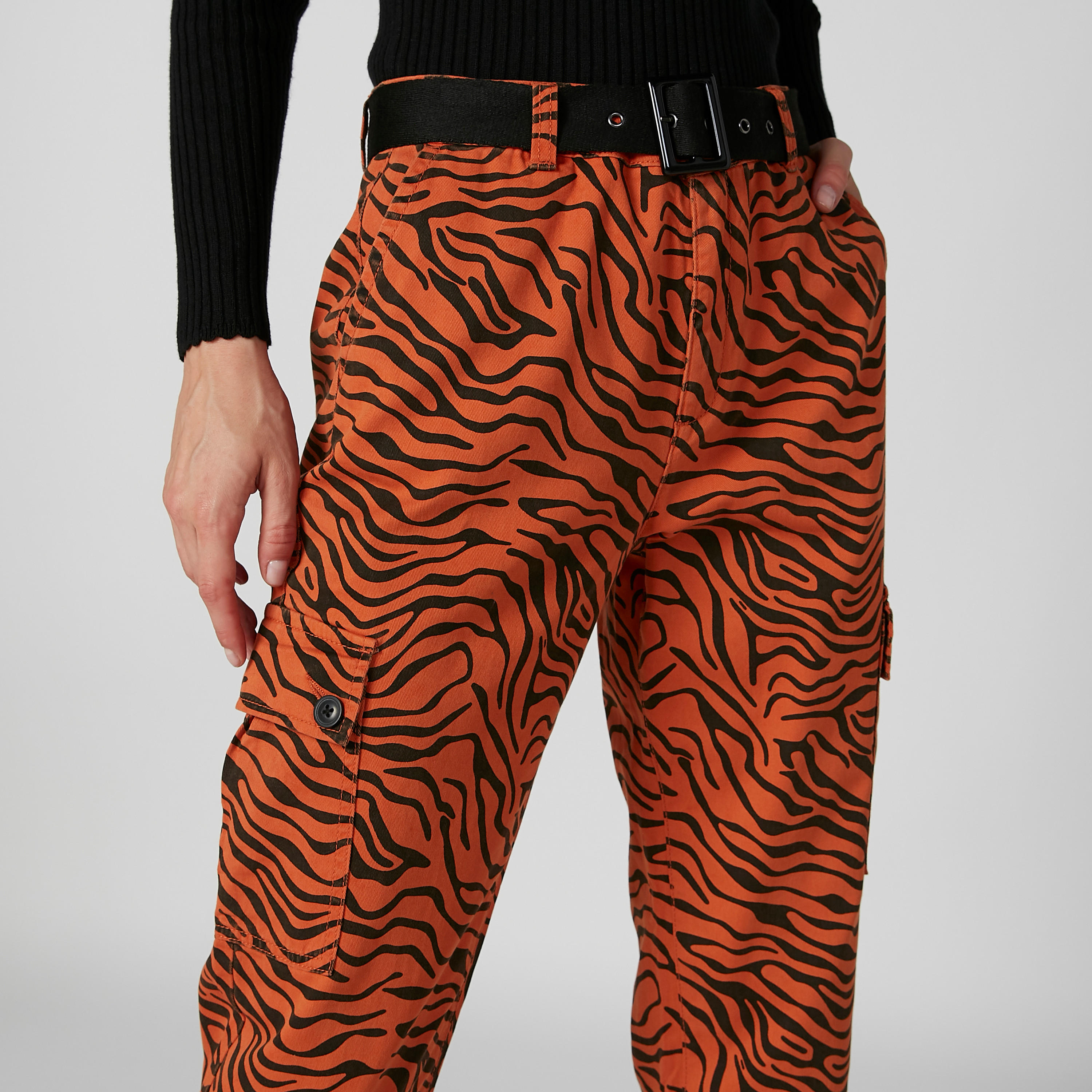 بنطلون كارجو بخصر متوسّط الارتفاع وطبعات حيوانات وتفاصيل جيب وعراوي حزام-women-clothing-bottoms-trousers-image-3