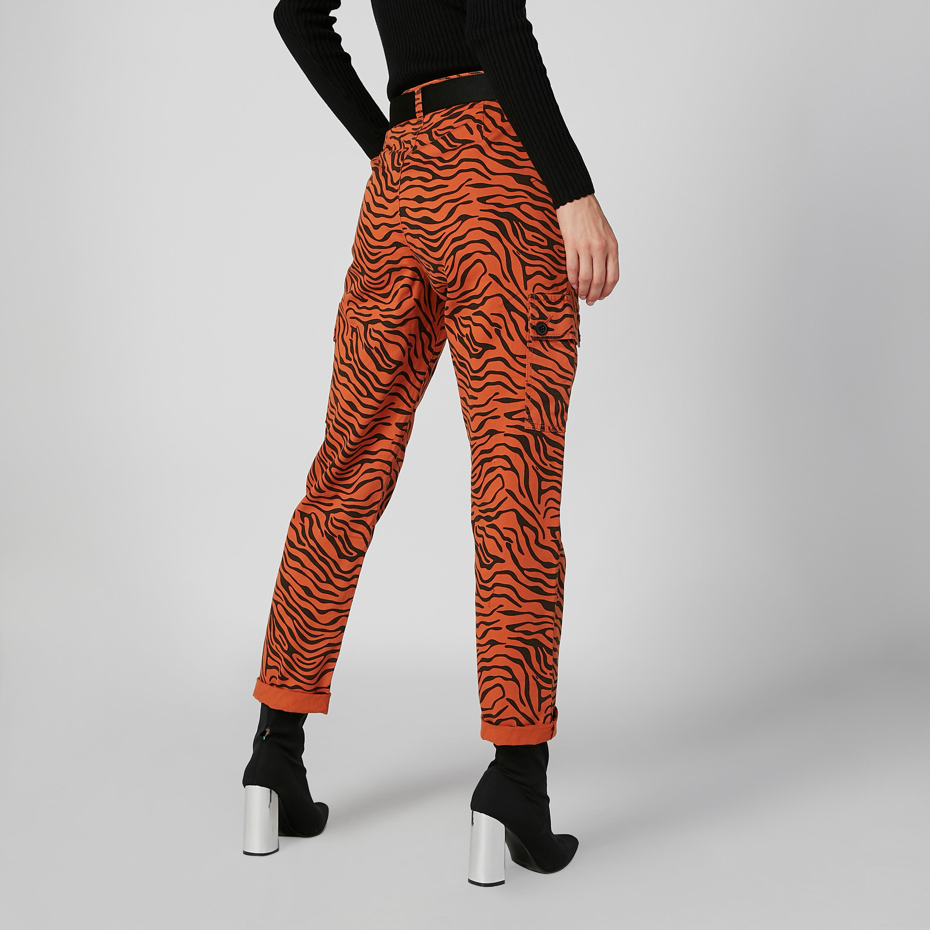 بنطلون كارجو بخصر متوسّط الارتفاع وطبعات حيوانات وتفاصيل جيب وعراوي حزام-women-clothing-bottoms-trousers-image-4