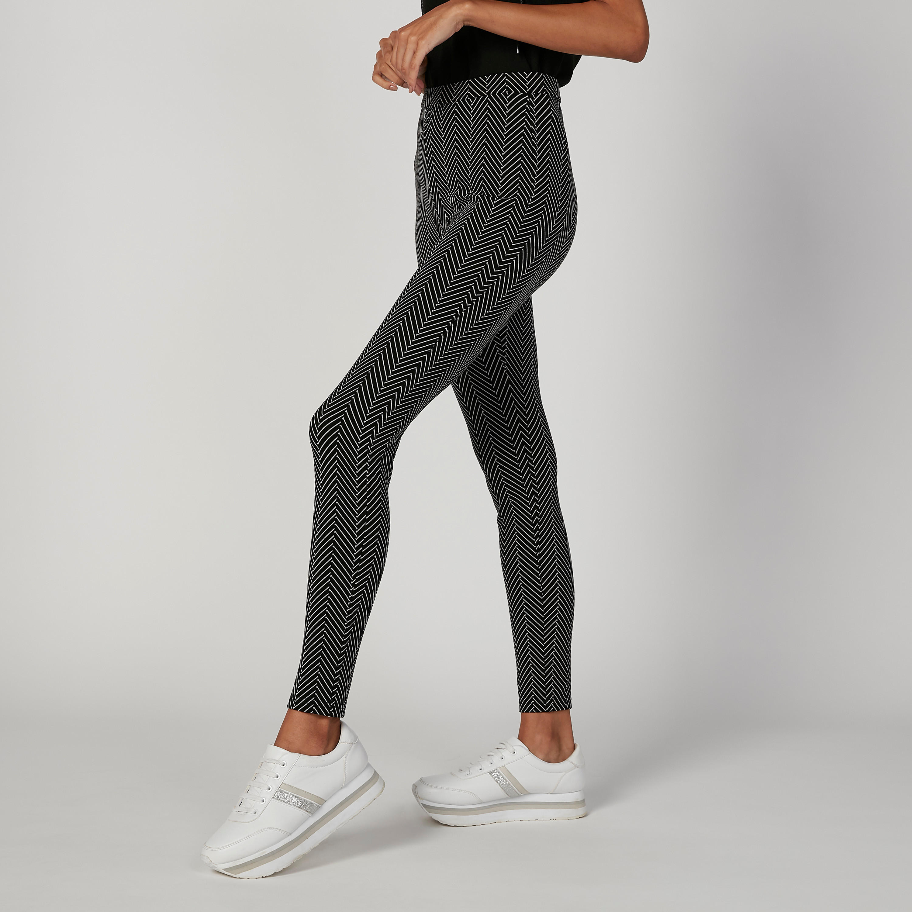 بنطلون جينز ضيّق سكيني بخصر مطّاطي متوسط الارتفاع وطبعات-women-clothing-bottoms-trousers-image-2