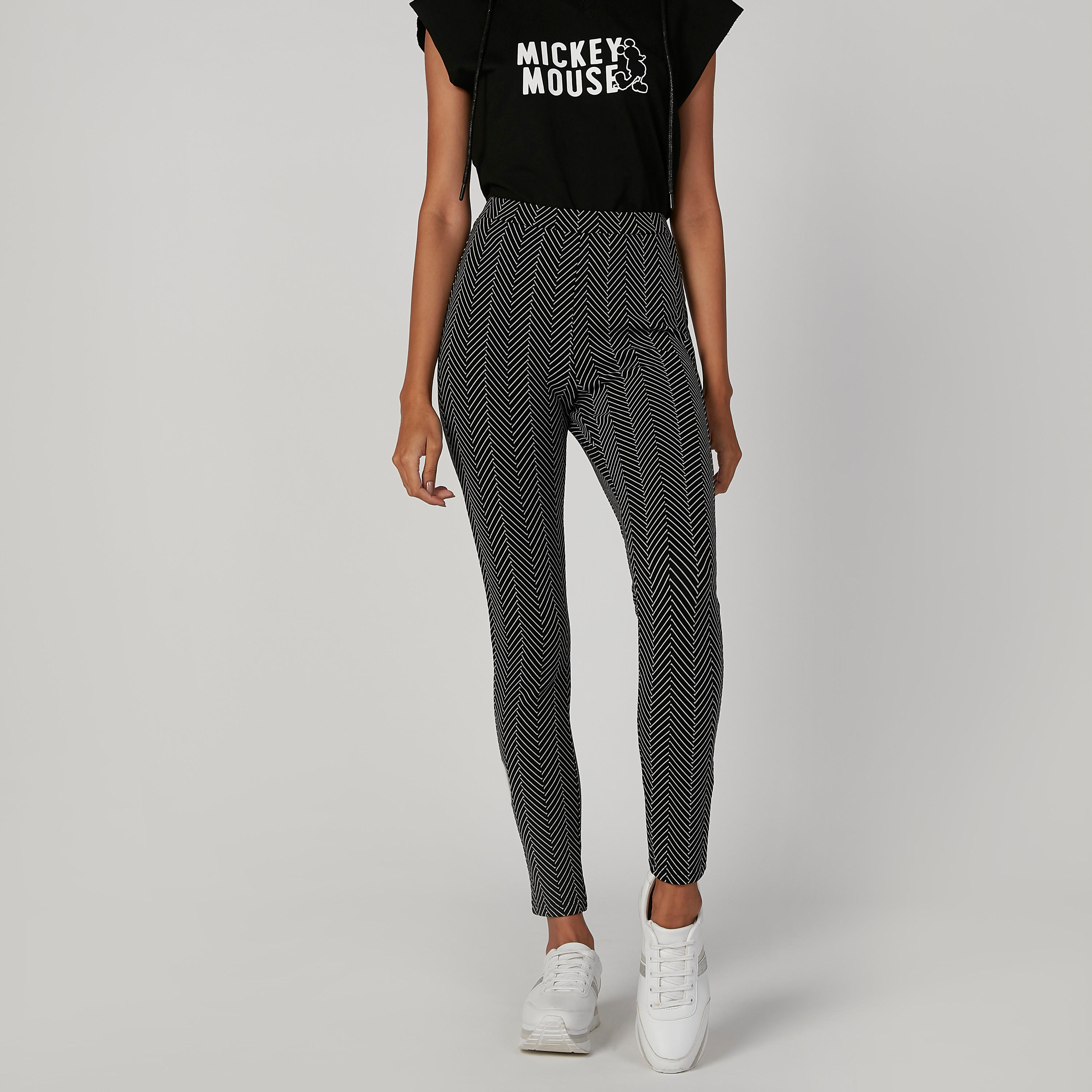 بنطلون جينز ضيّق سكيني بخصر مطّاطي متوسط الارتفاع وطبعات-women-clothing-bottoms-trousers-image-3