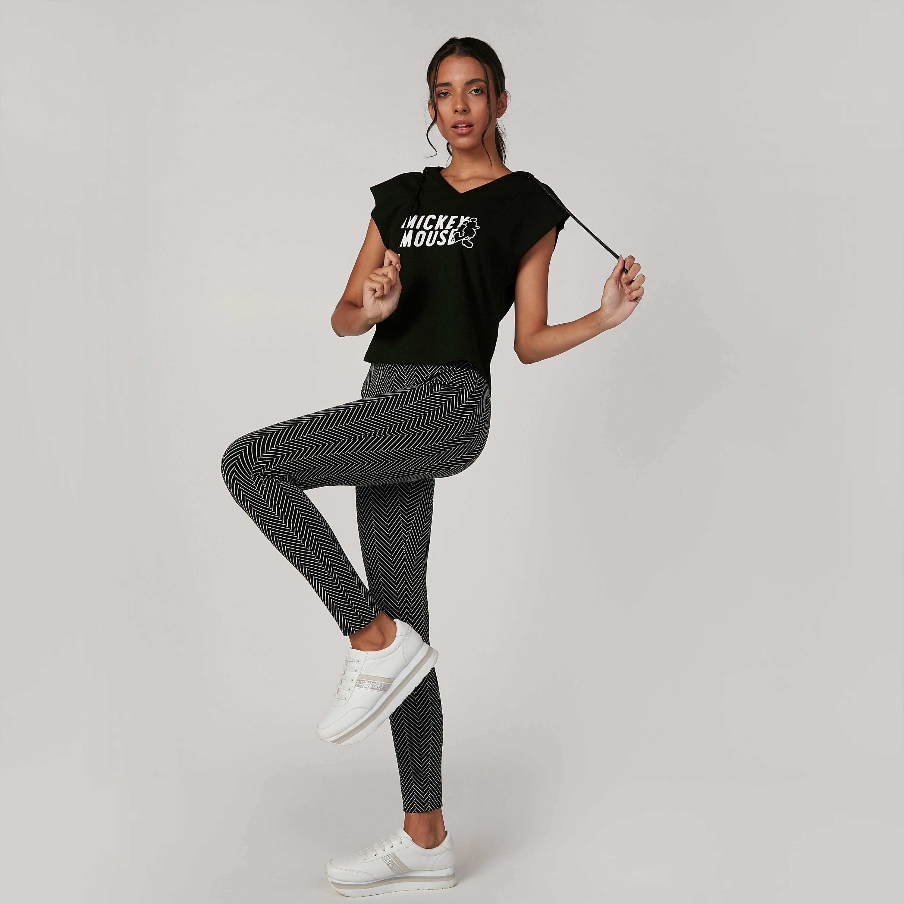بنطلون جينز ضيّق سكيني بخصر مطّاطي متوسط الارتفاع وطبعات-women-clothing-bottoms-trousers-image-4