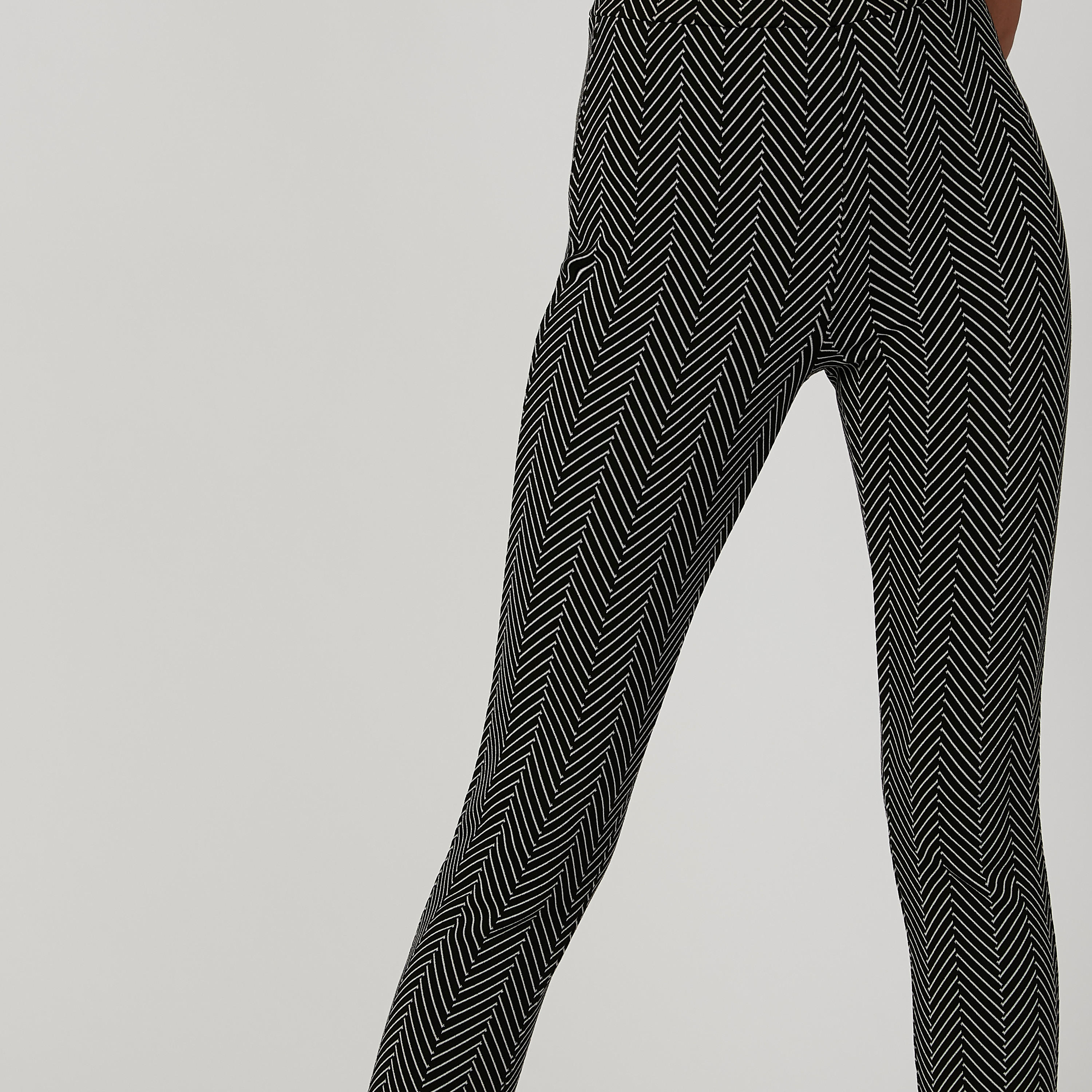بنطلون جينز ضيّق سكيني بخصر مطّاطي متوسط الارتفاع وطبعات-women-clothing-bottoms-trousers-image-5