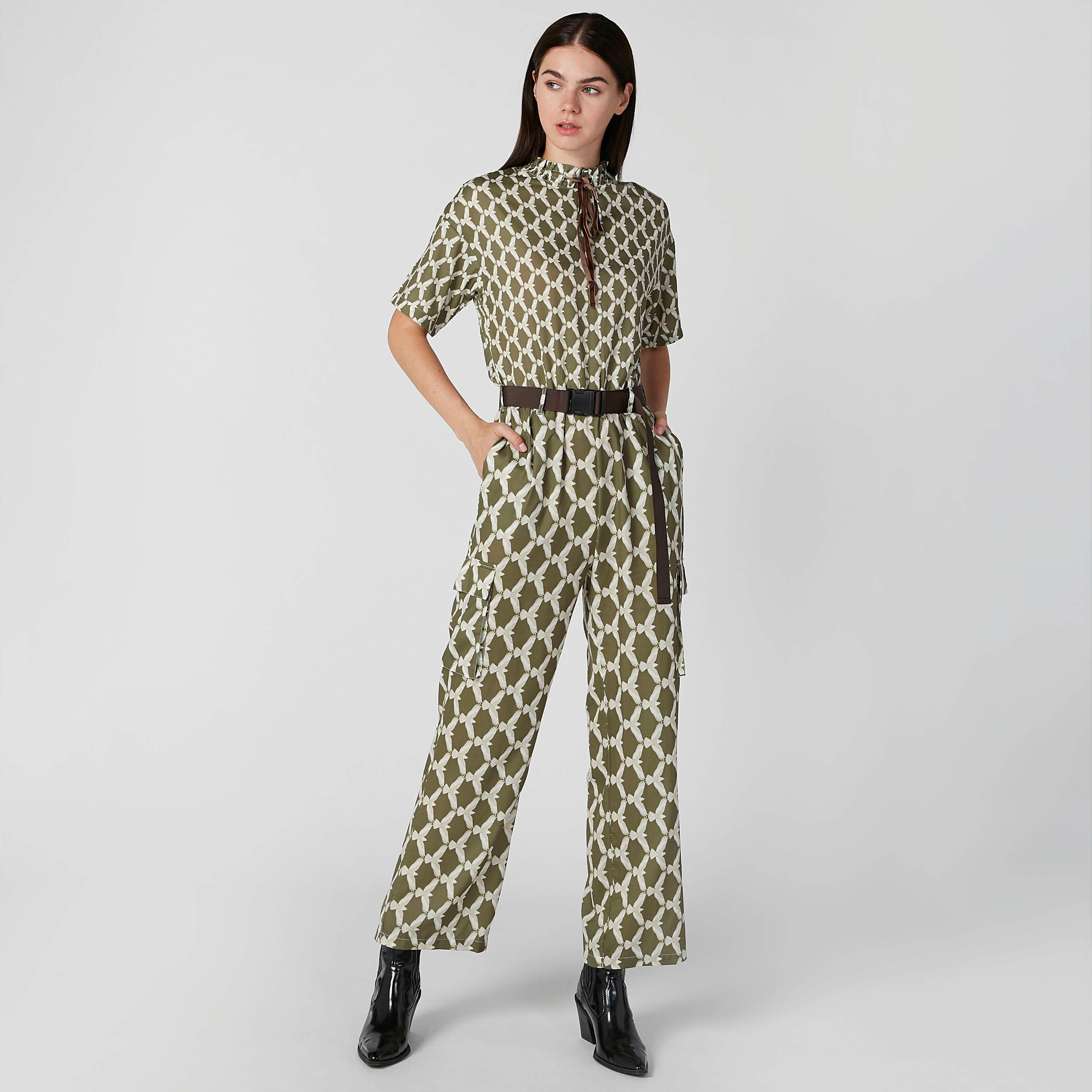 جمبسوت بأكمام قصيرة وجيوب وطبعات إكسبو 2020-women-clothing-jumpsuits-image-1