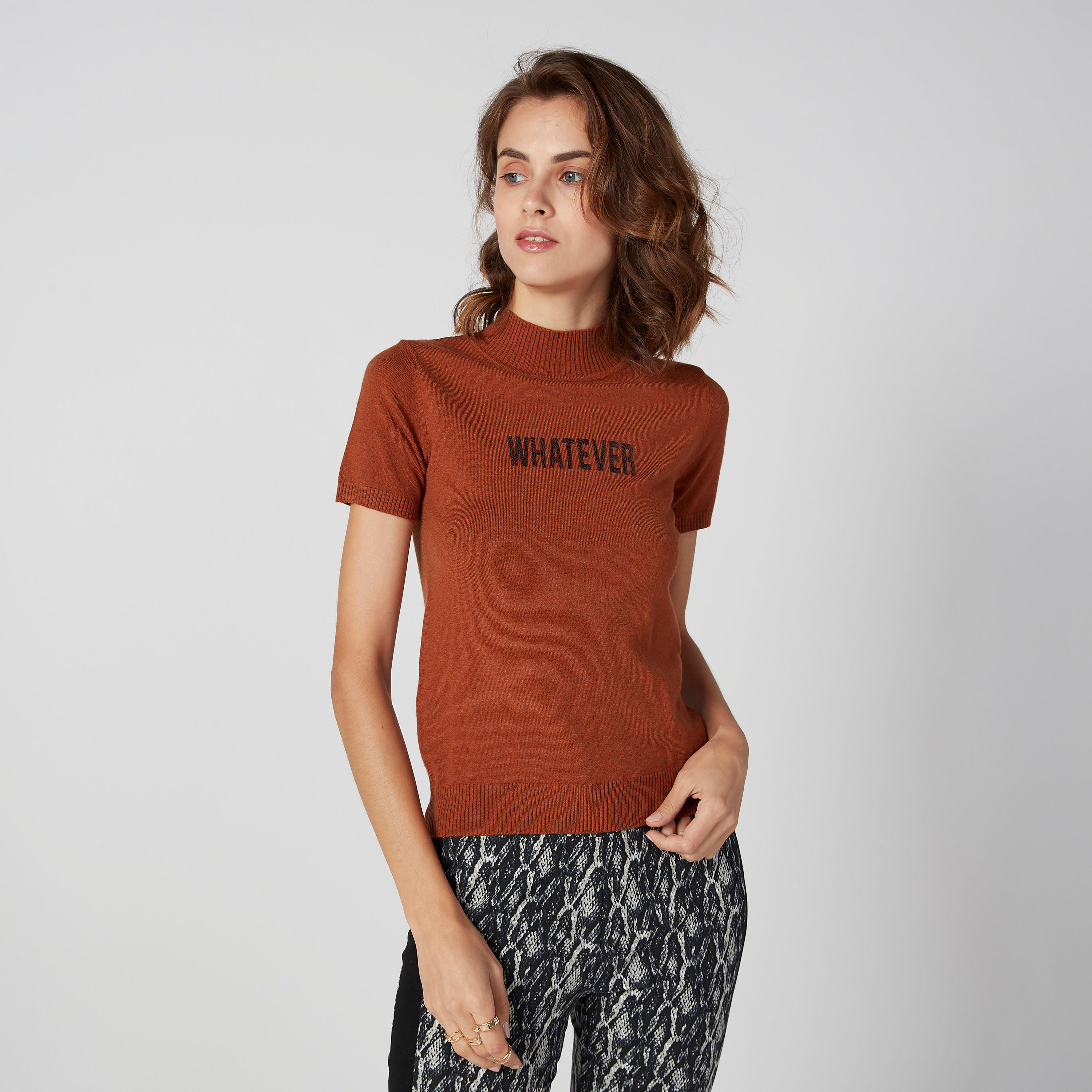 تيشيرت بياقة عالية وأكمام قصيرة وطبعات-women-clothing-tshirts-image-4