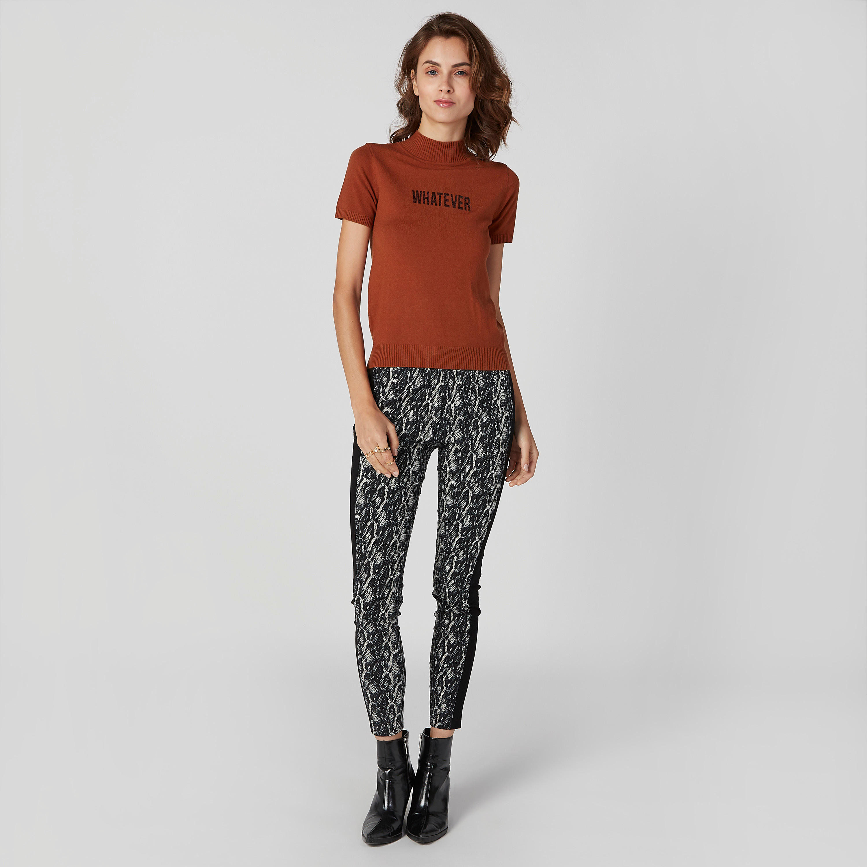 تيشيرت بياقة عالية وأكمام قصيرة وطبعات-women-clothing-tshirts-image-1