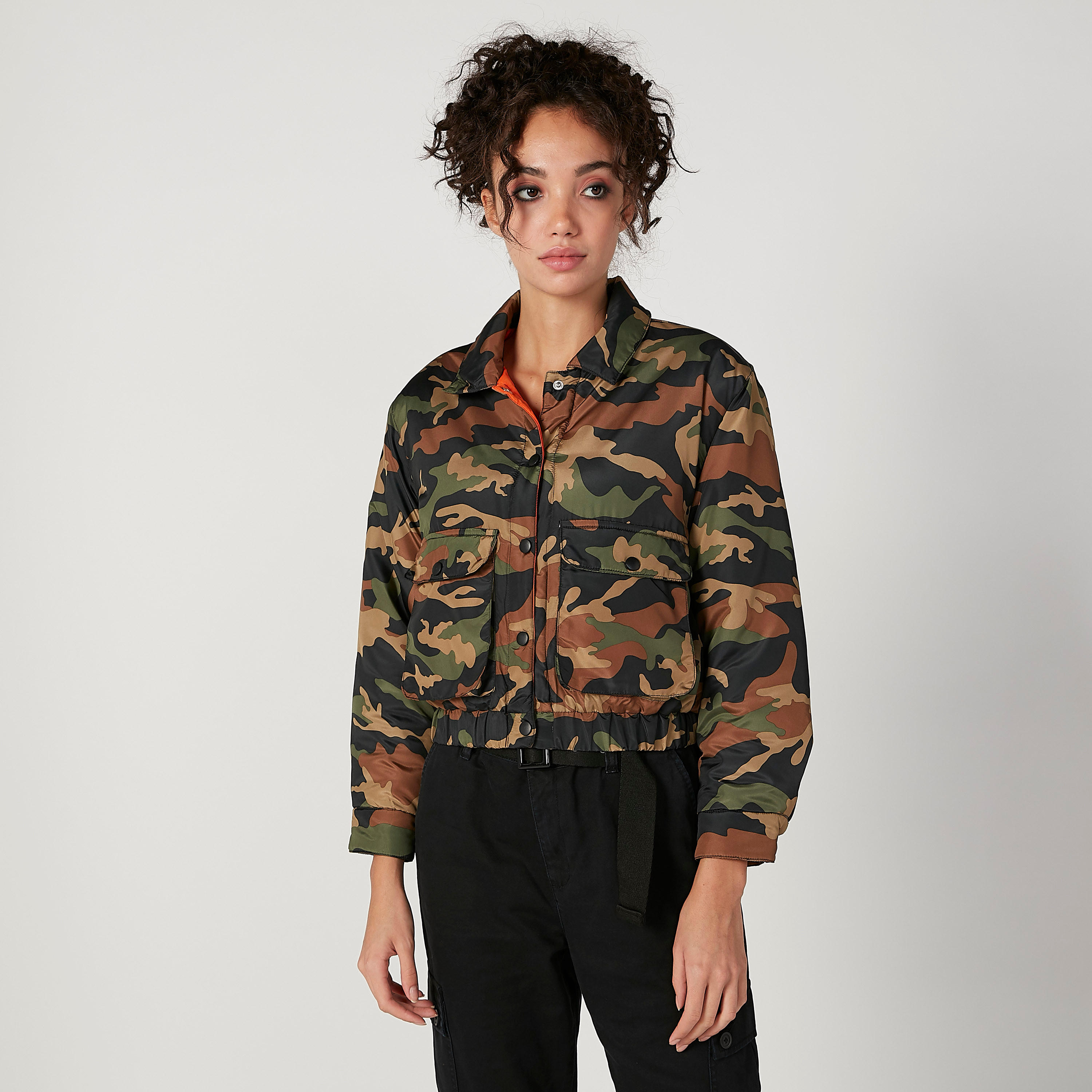 جاكيت بأكمام طويلة وجيوب بطيّة وطبعات مموّهة-women-winterwear-coatsandjackets-jackets-image-1