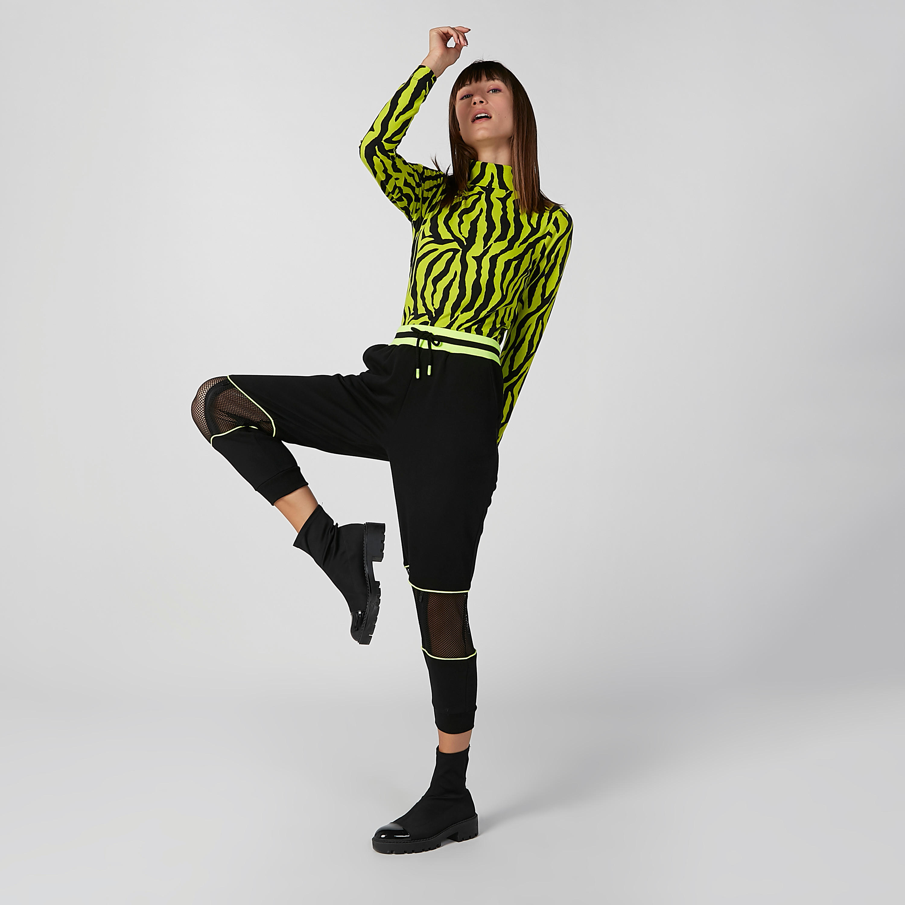 بنطلون رياضي 3/4 بخصر مطاطي مرن وتفاصيل شبكية-women-clothing-bottoms-joggers-image-1