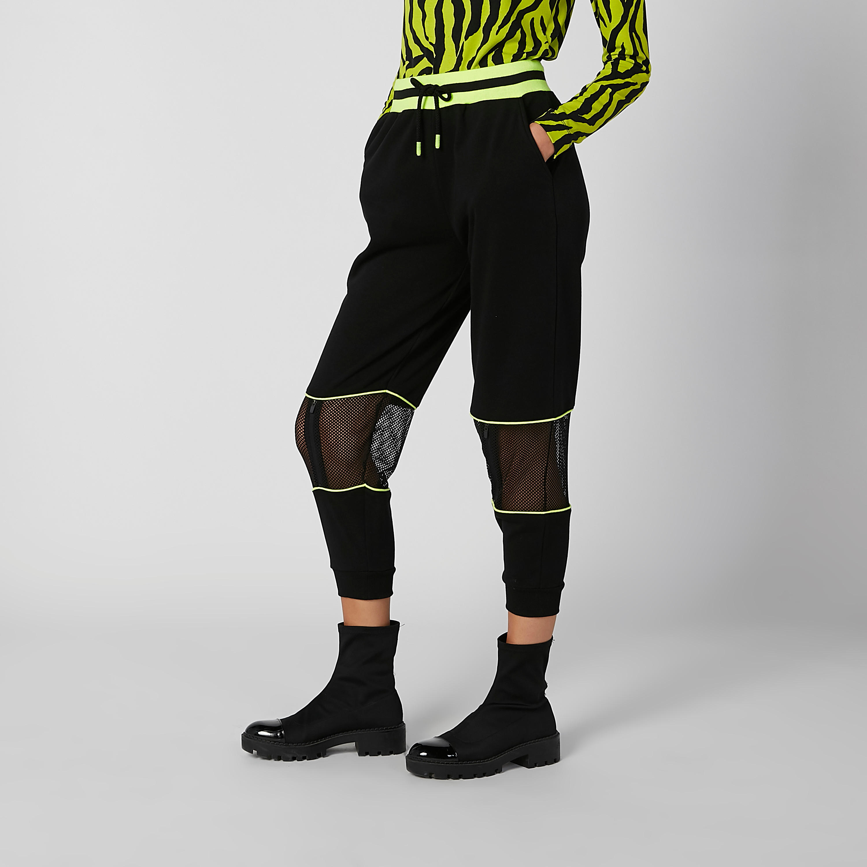 بنطلون رياضي 3/4 بخصر مطاطي مرن وتفاصيل شبكية-women-clothing-bottoms-joggers-image-4