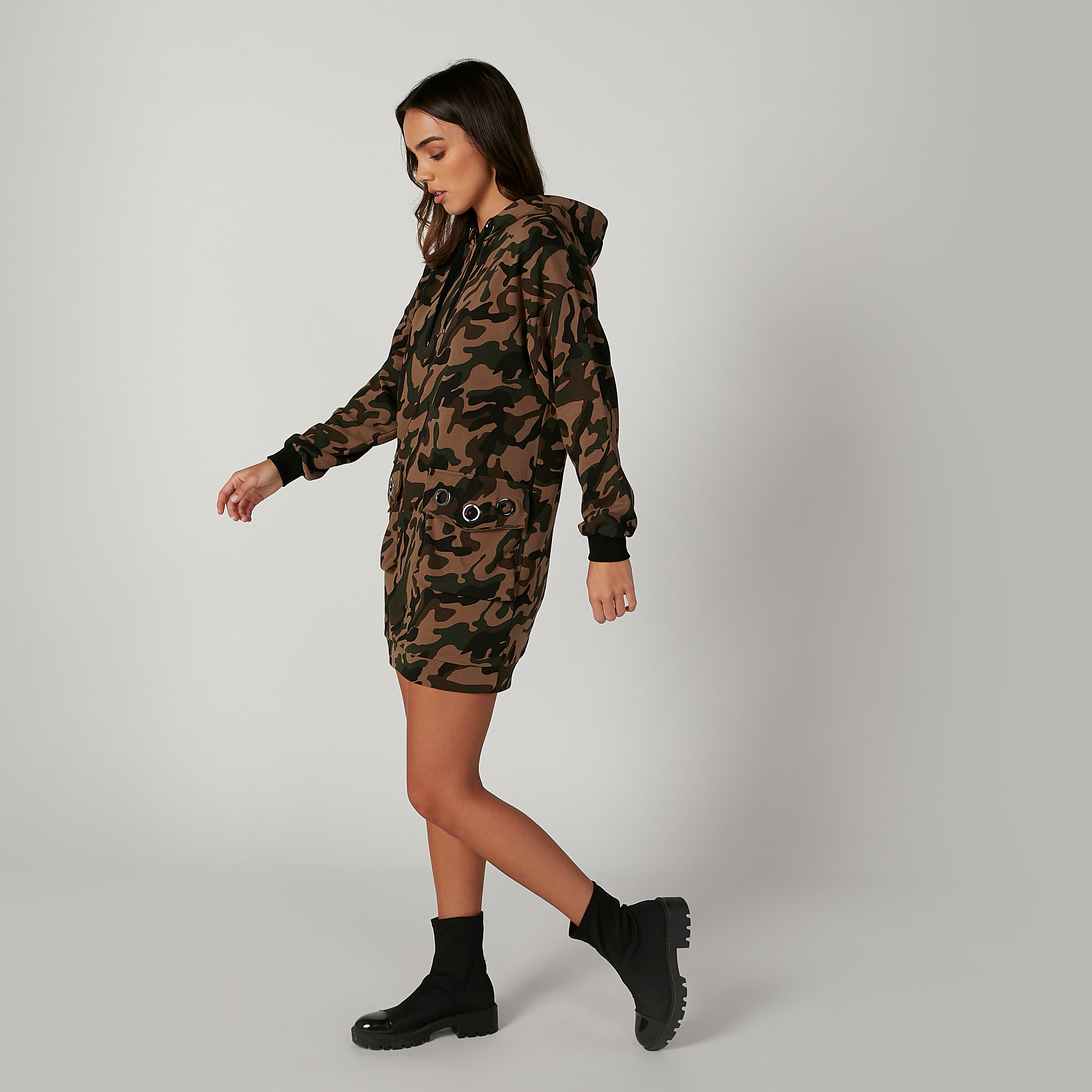 فستان سويت شيرت بقبّعة وأكمام طويلة وطبعات مموّهة-women-clothing-dresses-image-3
