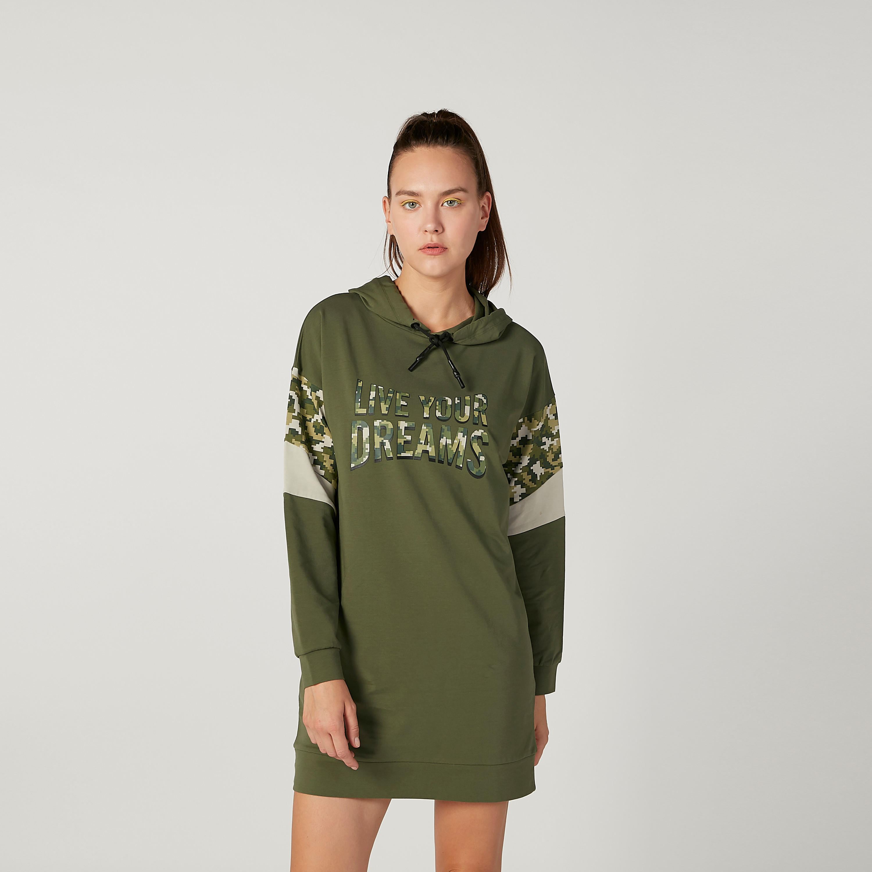 فستان تيشيرت قصير بقبّعة وأكمام طويلة وطبعات-women-clothing-dresses-image-1