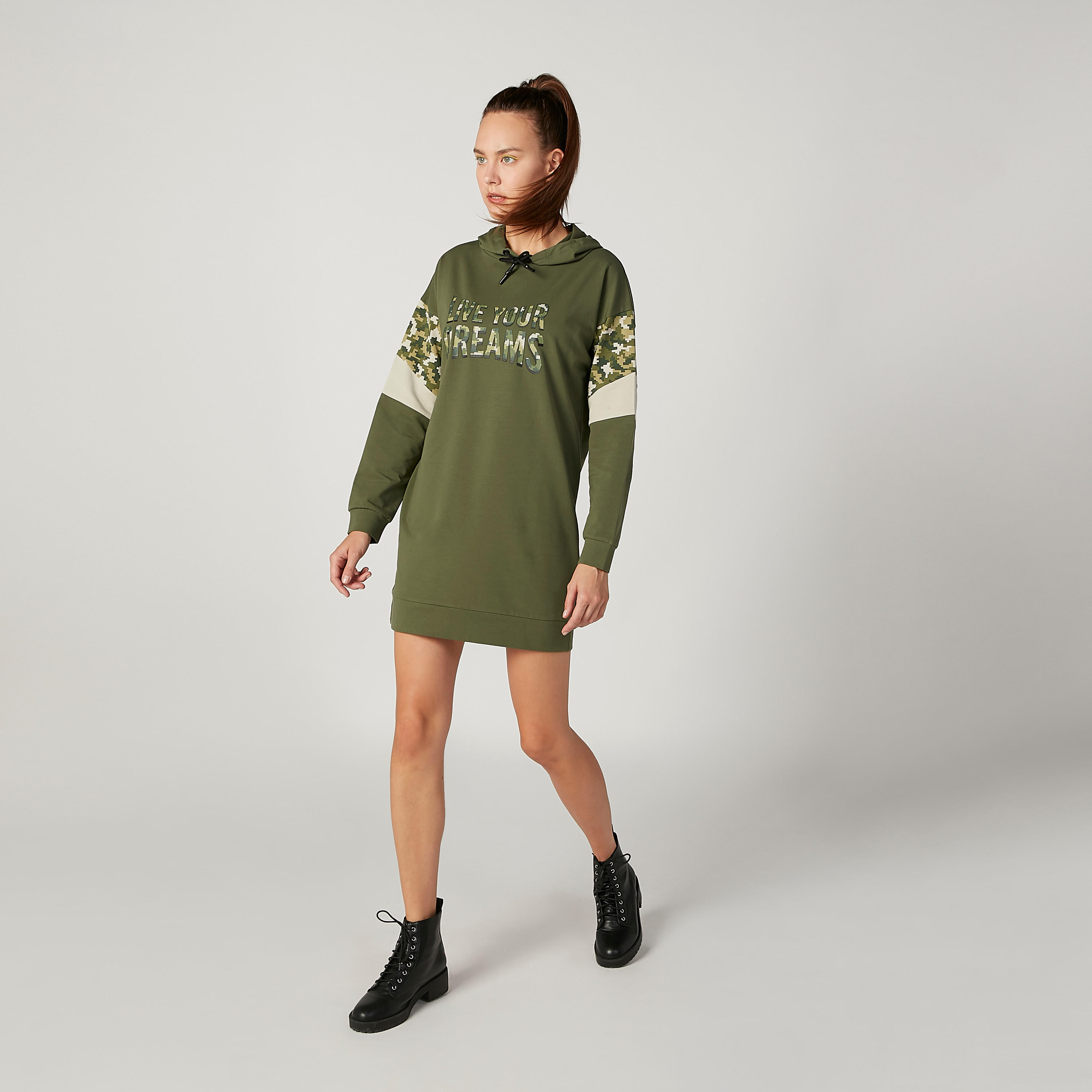 فستان تيشيرت قصير بقبّعة وأكمام طويلة وطبعات-women-clothing-dresses-image-2