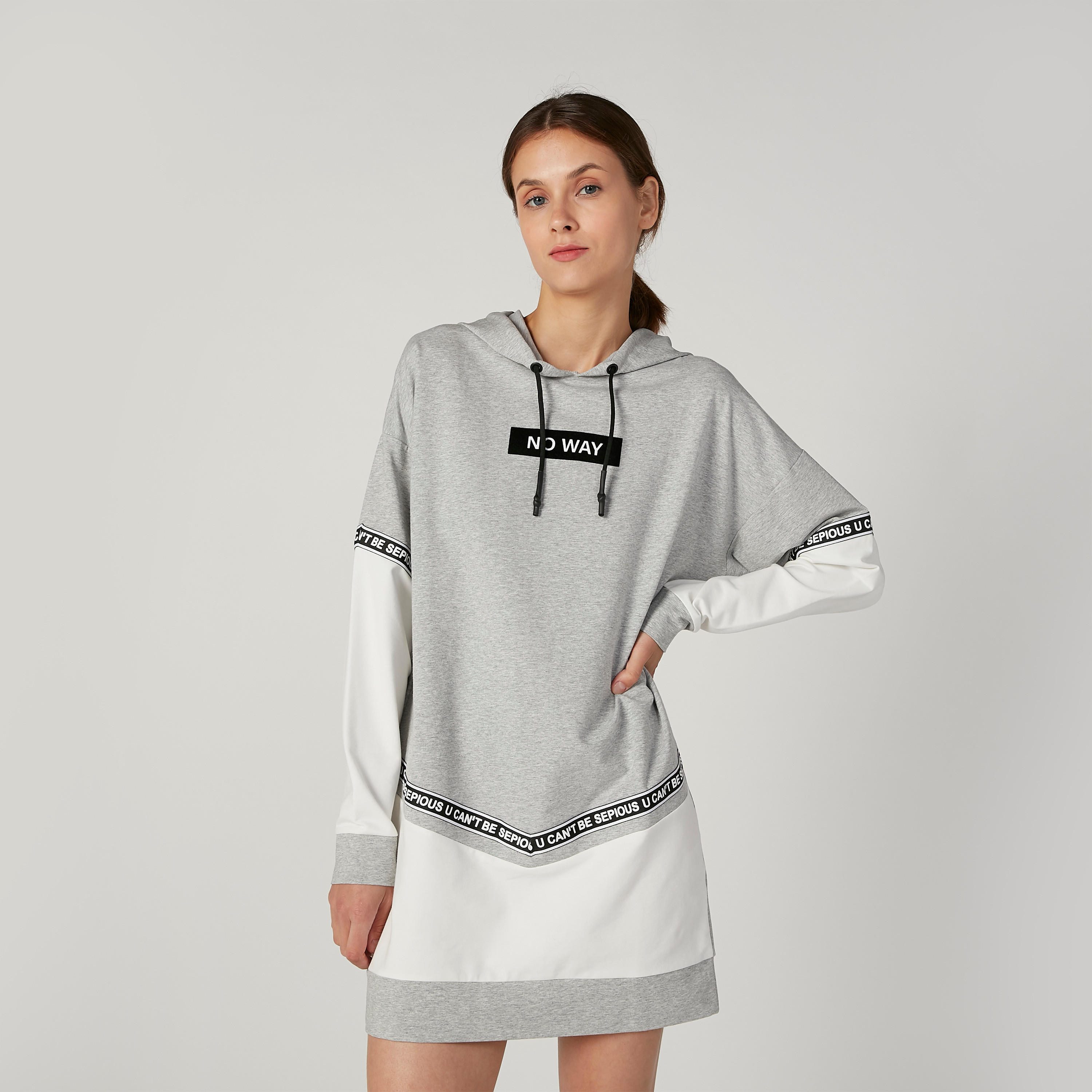 فستان تيشيرت قصير بقبّعة وأكمام طويلة وطبعات-women-clothing-dresses-image-1