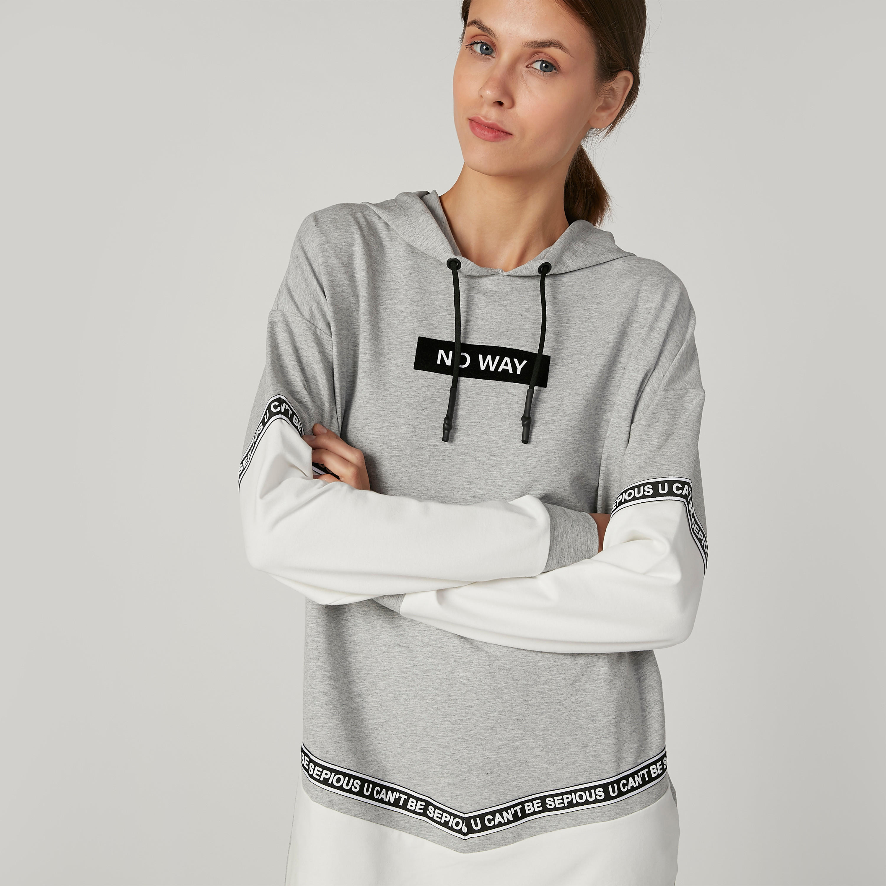 فستان تيشيرت قصير بقبّعة وأكمام طويلة وطبعات-women-clothing-dresses-image-3