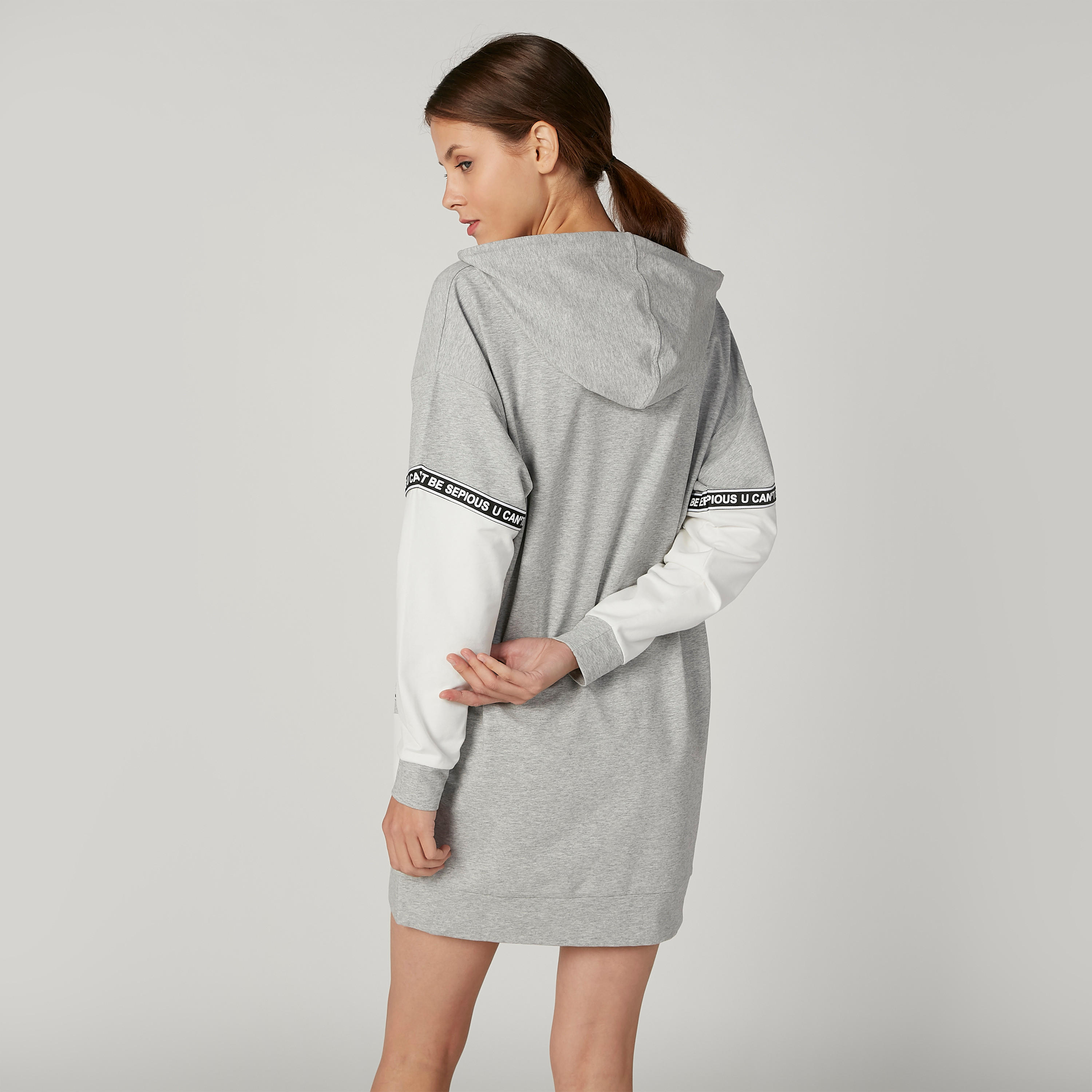 فستان تيشيرت قصير بقبّعة وأكمام طويلة وطبعات-women-clothing-dresses-image-4