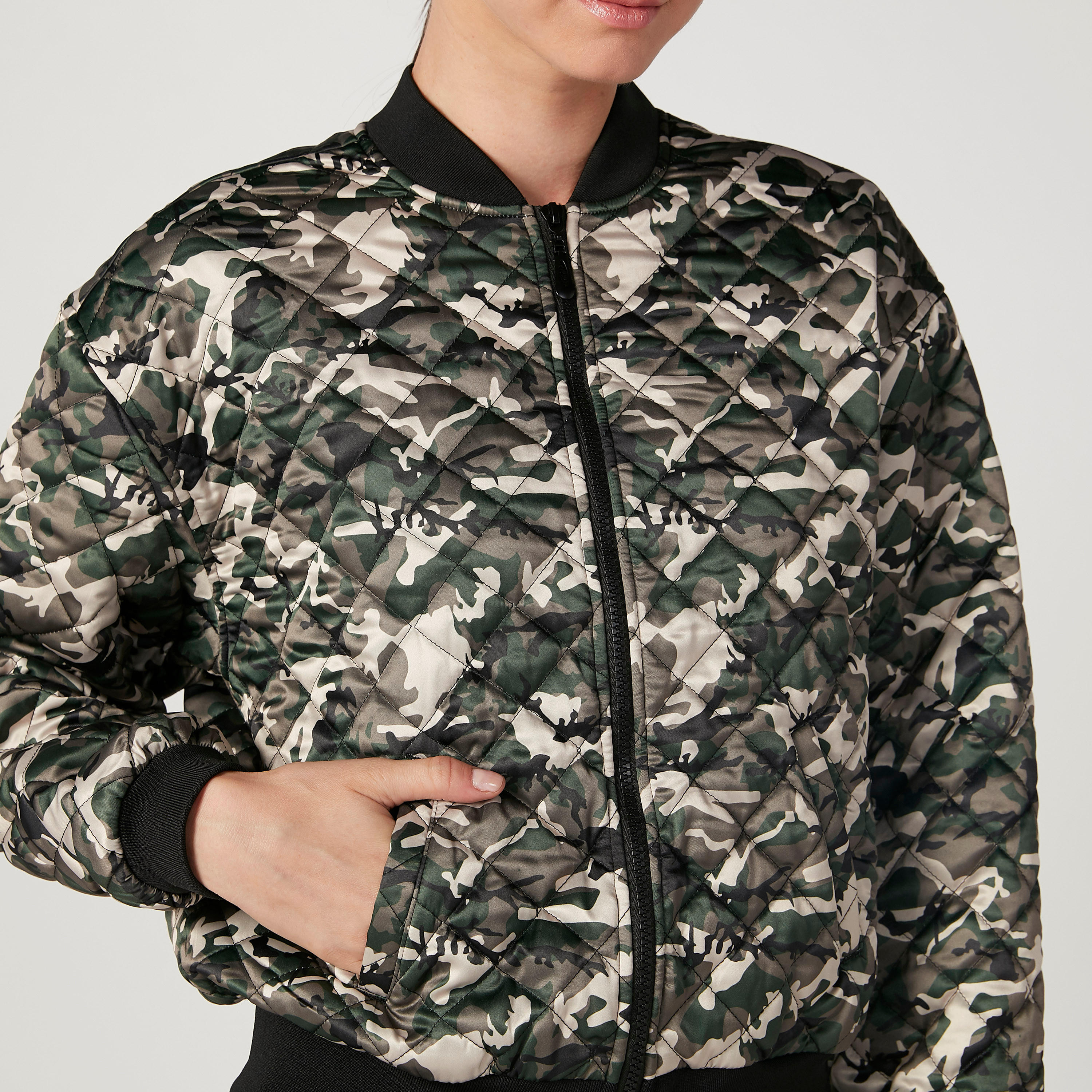 جاكيت بومبر بأكمام طويلة وجيوب كنغر وطبعات-women-winterwear-coatsandjackets-jackets-image-3