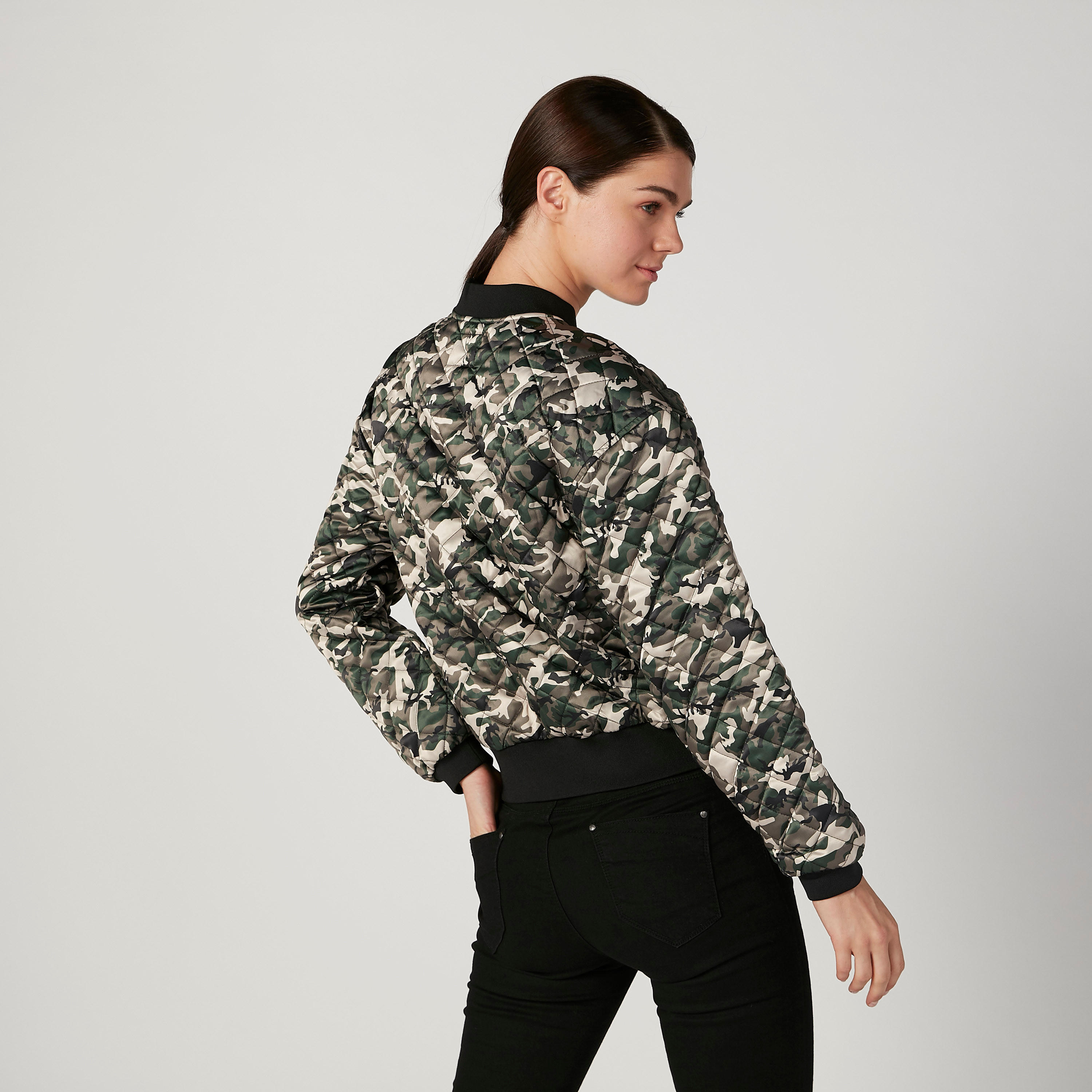 جاكيت بومبر بأكمام طويلة وجيوب كنغر وطبعات-women-winterwear-coatsandjackets-jackets-image-4