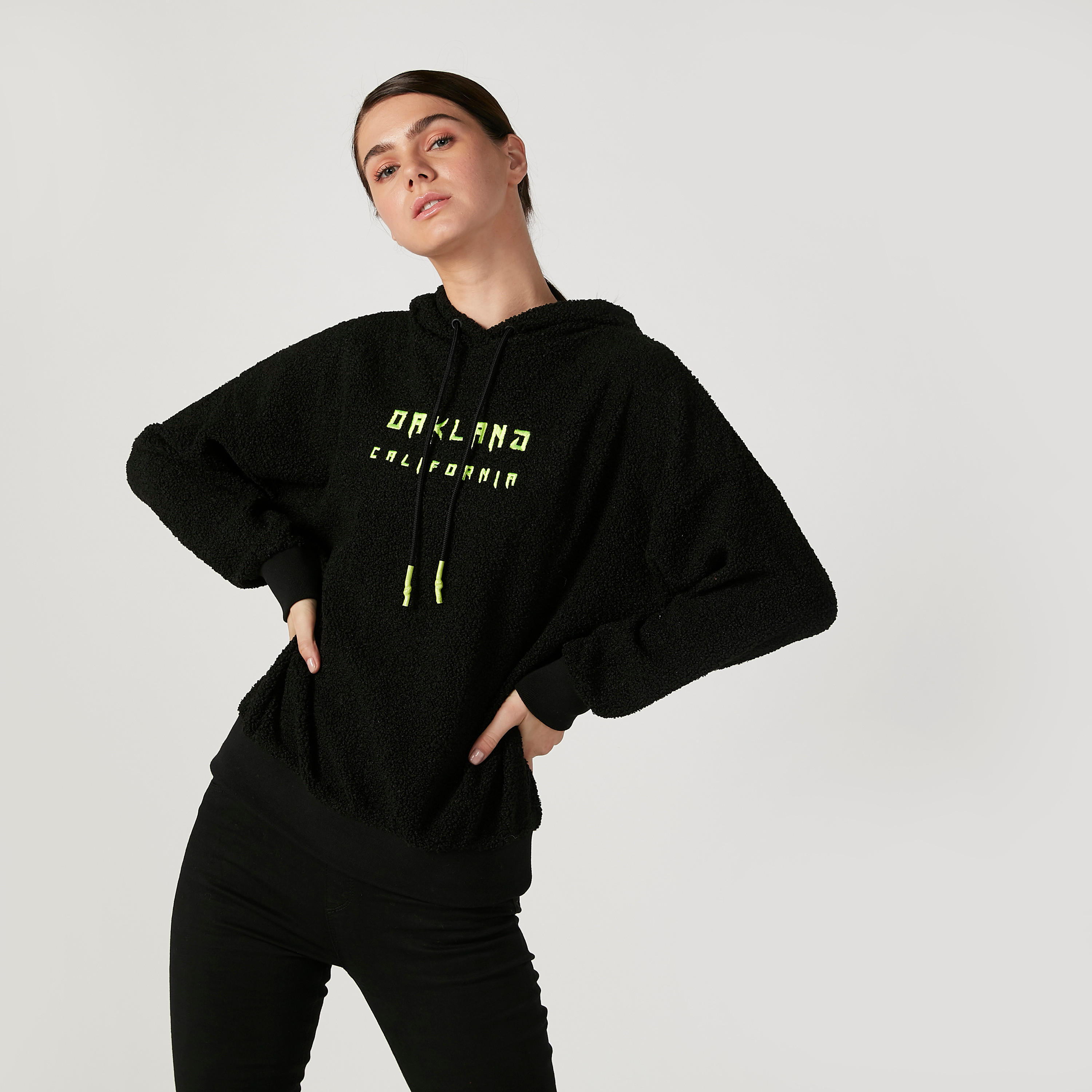 سويت شيرت بقبعة وأكمام طويلة وطبعات-women-winterwear-hoodiesandsweatshirts-hoodies-image-1