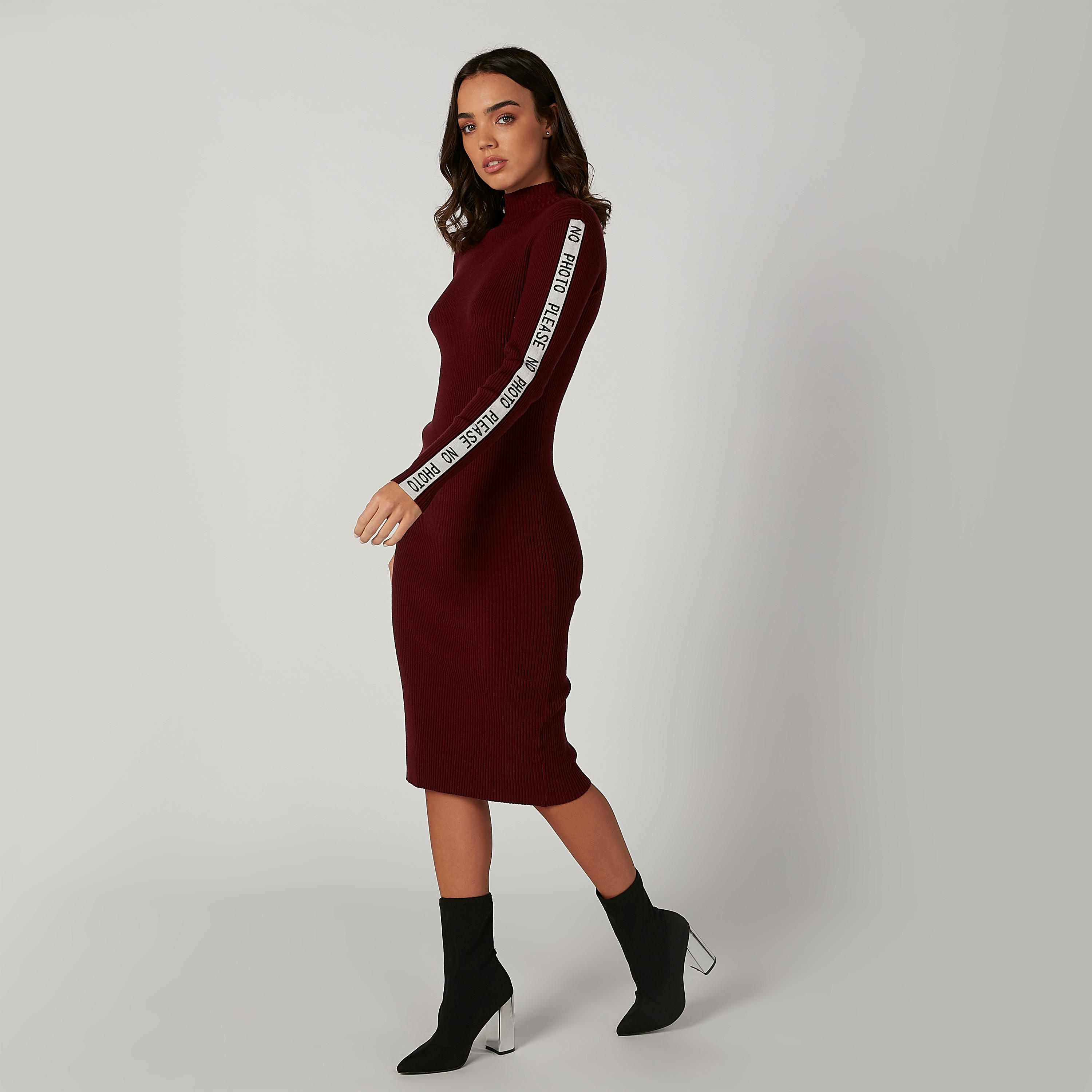 فستان ميدي بارز الملمس بقصّة ضيّقة وياقة عالية وأكمام طويلة بطبعات-women-clothing-dresses-image-3
