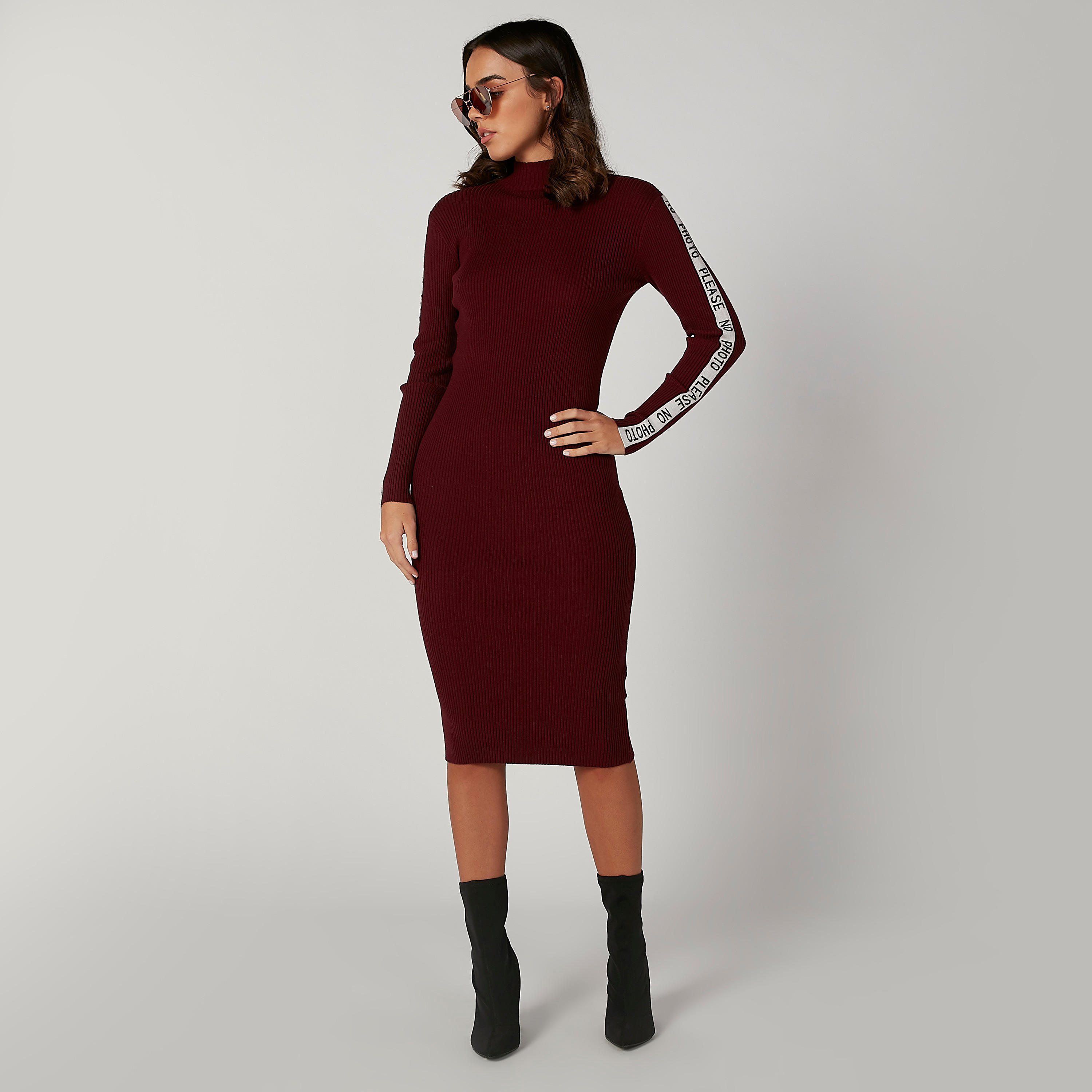 فستان ميدي بارز الملمس بقصّة ضيّقة وياقة عالية وأكمام طويلة بطبعات-women-clothing-dresses-image-4