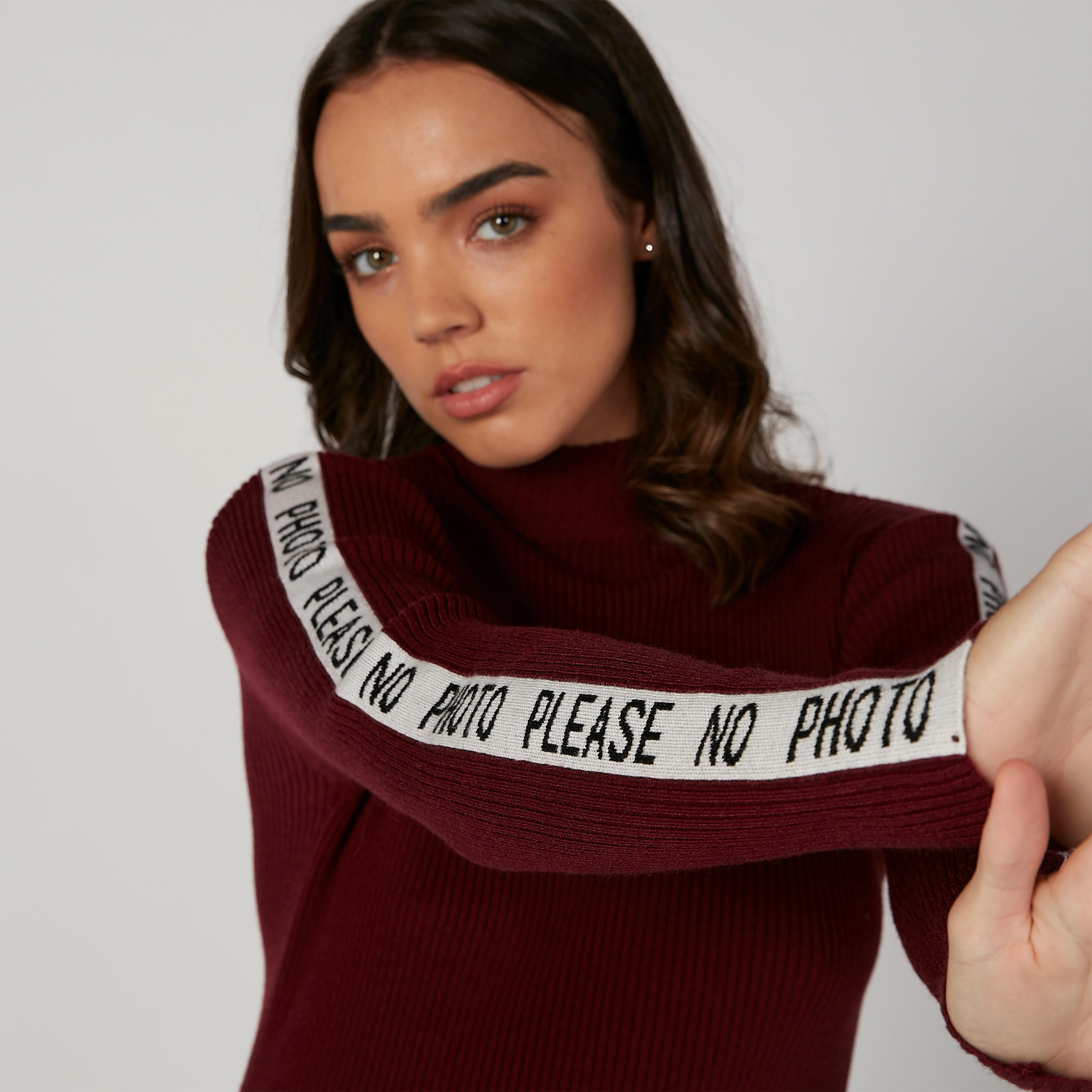 فستان ميدي بارز الملمس بقصّة ضيّقة وياقة عالية وأكمام طويلة بطبعات-women-clothing-dresses-image-5