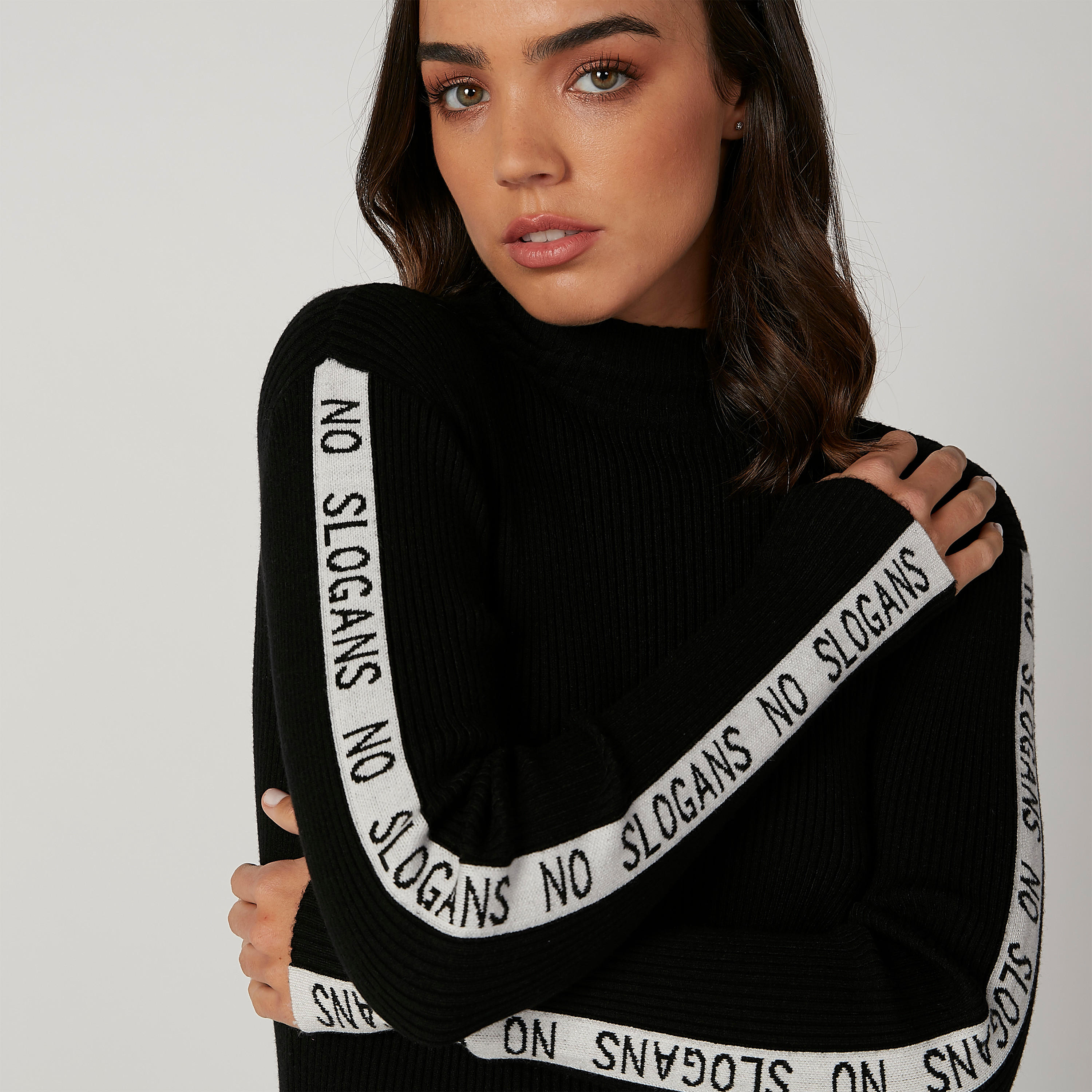 فستان ميدي بارز الملمس بقصّة ضيّقة وياقة عالية وأكمام طويلة بطبعات-women-clothing-dresses-image-5