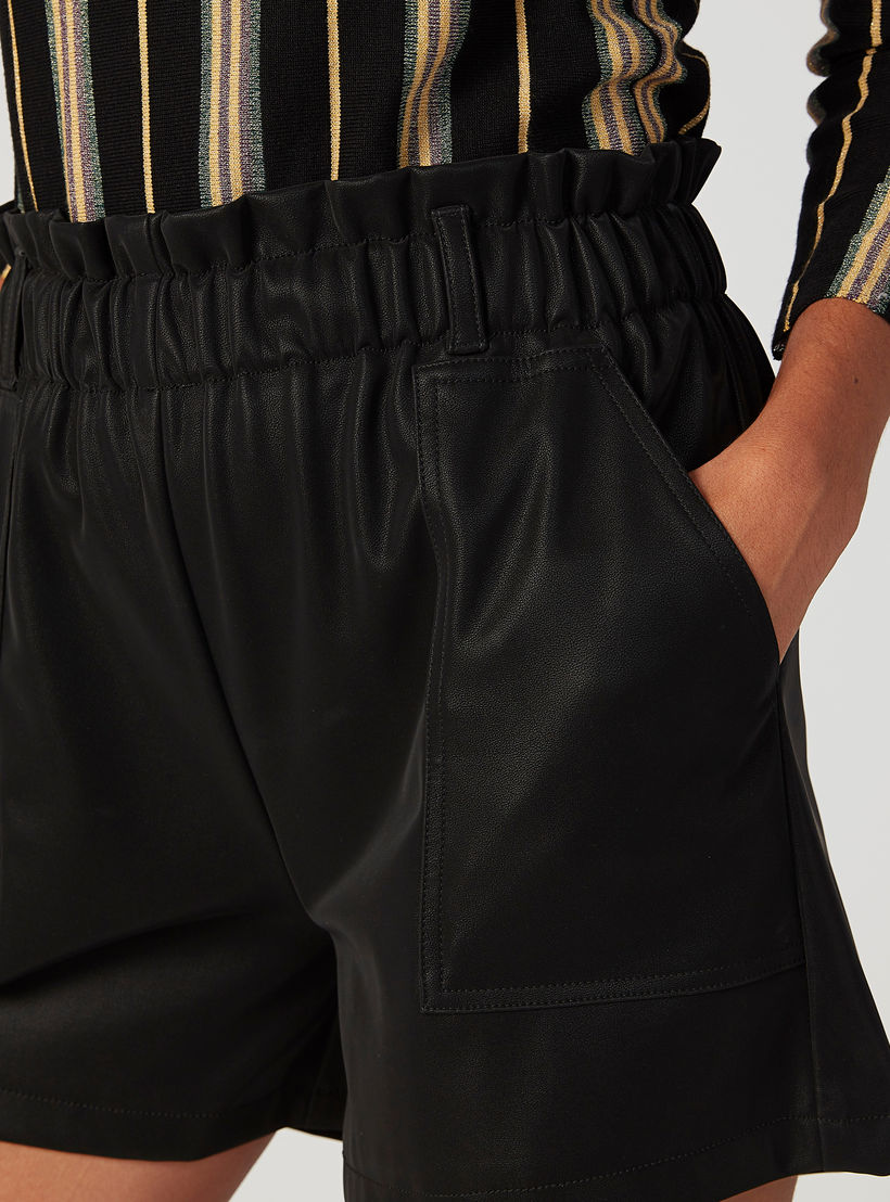 شورت سادة بقصّة واسعة وخصر مطّاطي متوسط الارتفاع وجيوب-women-clothing-bottoms-shorts-image-3