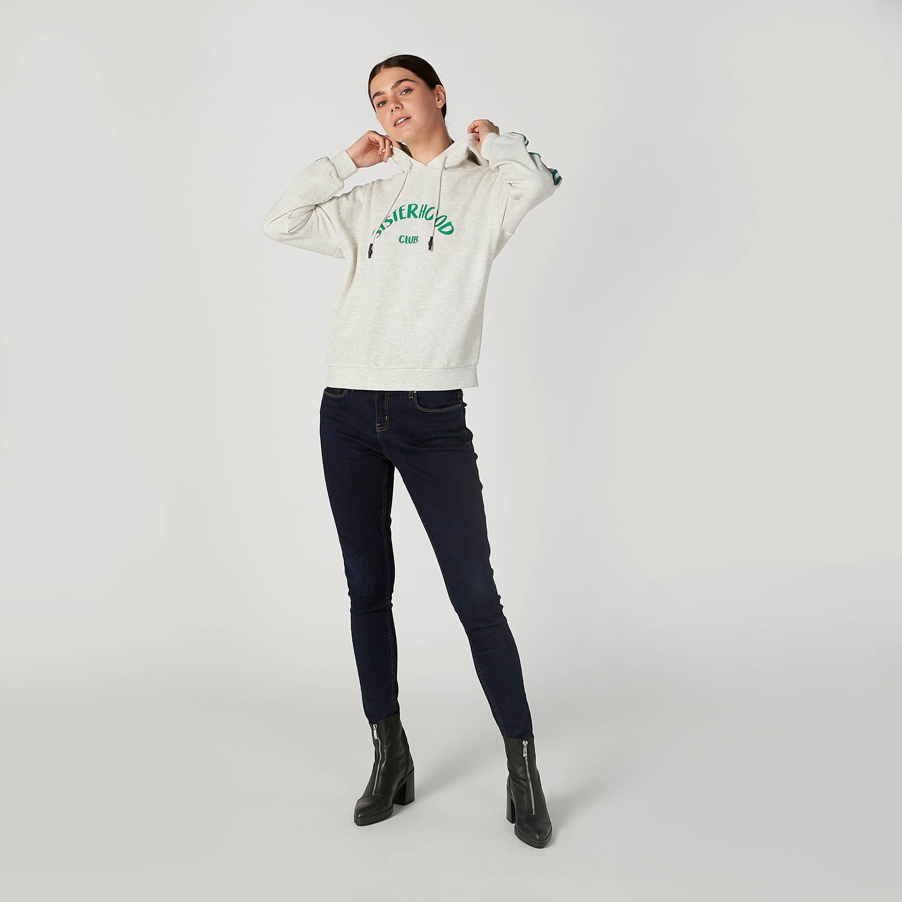 سويت شيرت بقبّعة وأكتاف منسدلة وطبعات-women-winterwear-hoodiesandsweatshirts-hoodies-image-2