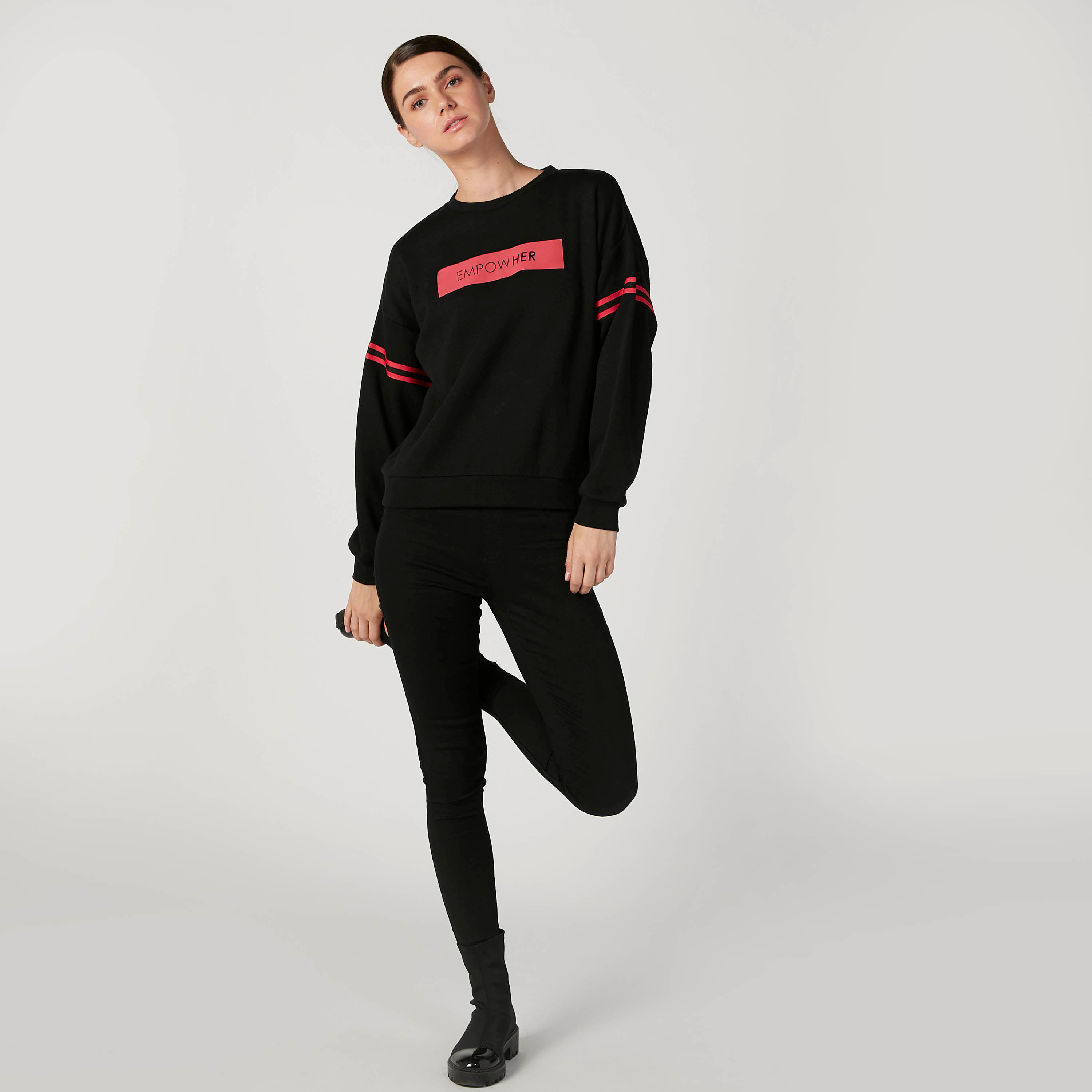 سويت شيرت بياقة مستديرة وأكتاف منسدلة وطبعات-women-winterwear-hoodiesandsweatshirts-sweatshirts-image-2
