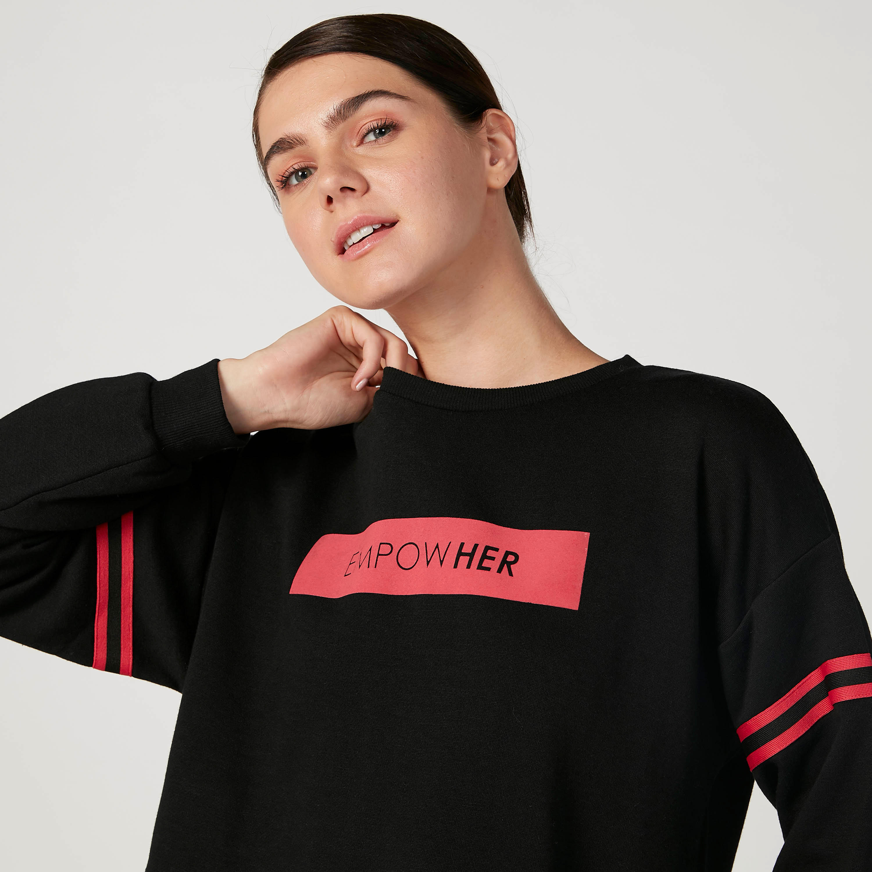 سويت شيرت بياقة مستديرة وأكتاف منسدلة وطبعات-women-winterwear-hoodiesandsweatshirts-sweatshirts-image-3