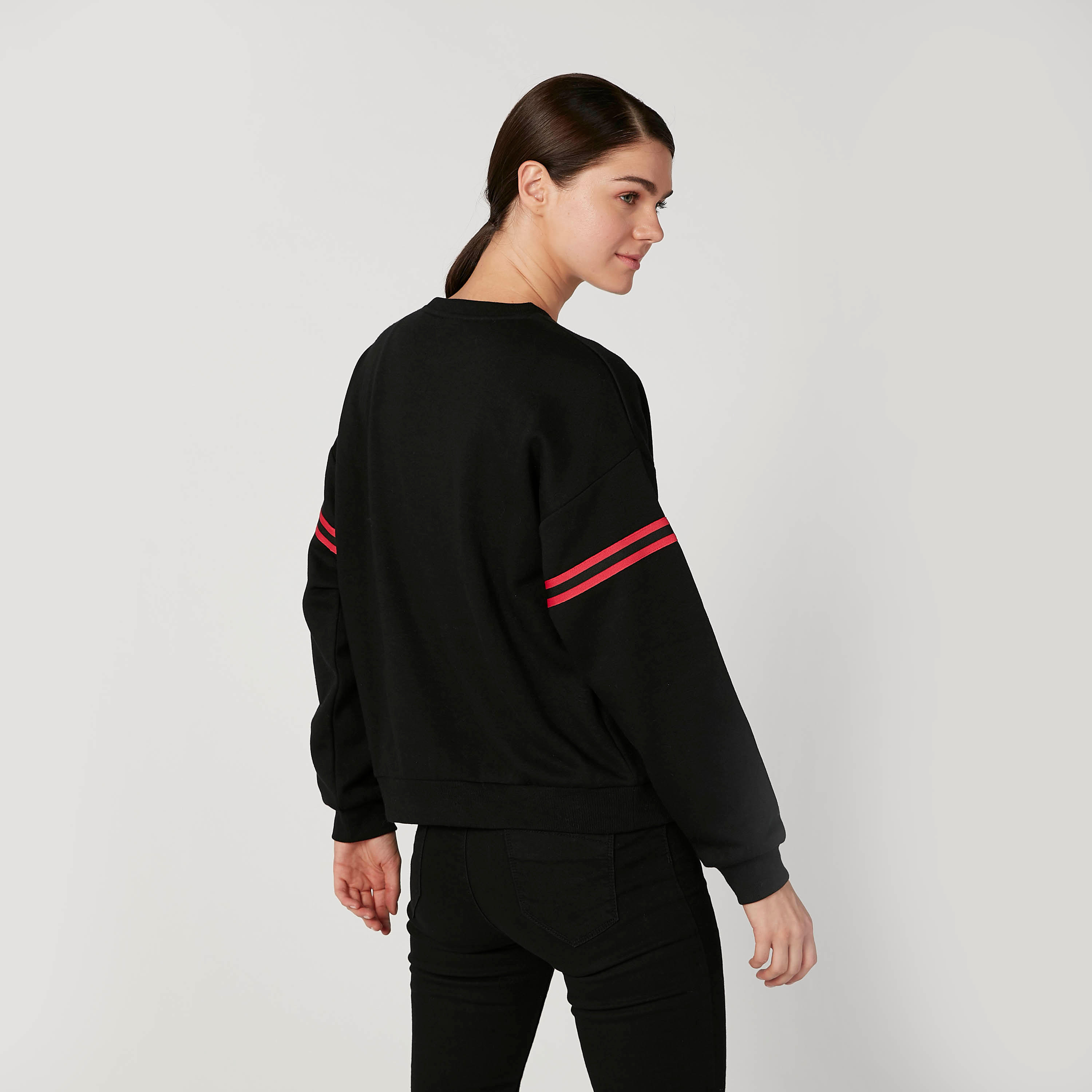 سويت شيرت بياقة مستديرة وأكتاف منسدلة وطبعات-women-winterwear-hoodiesandsweatshirts-sweatshirts-image-4