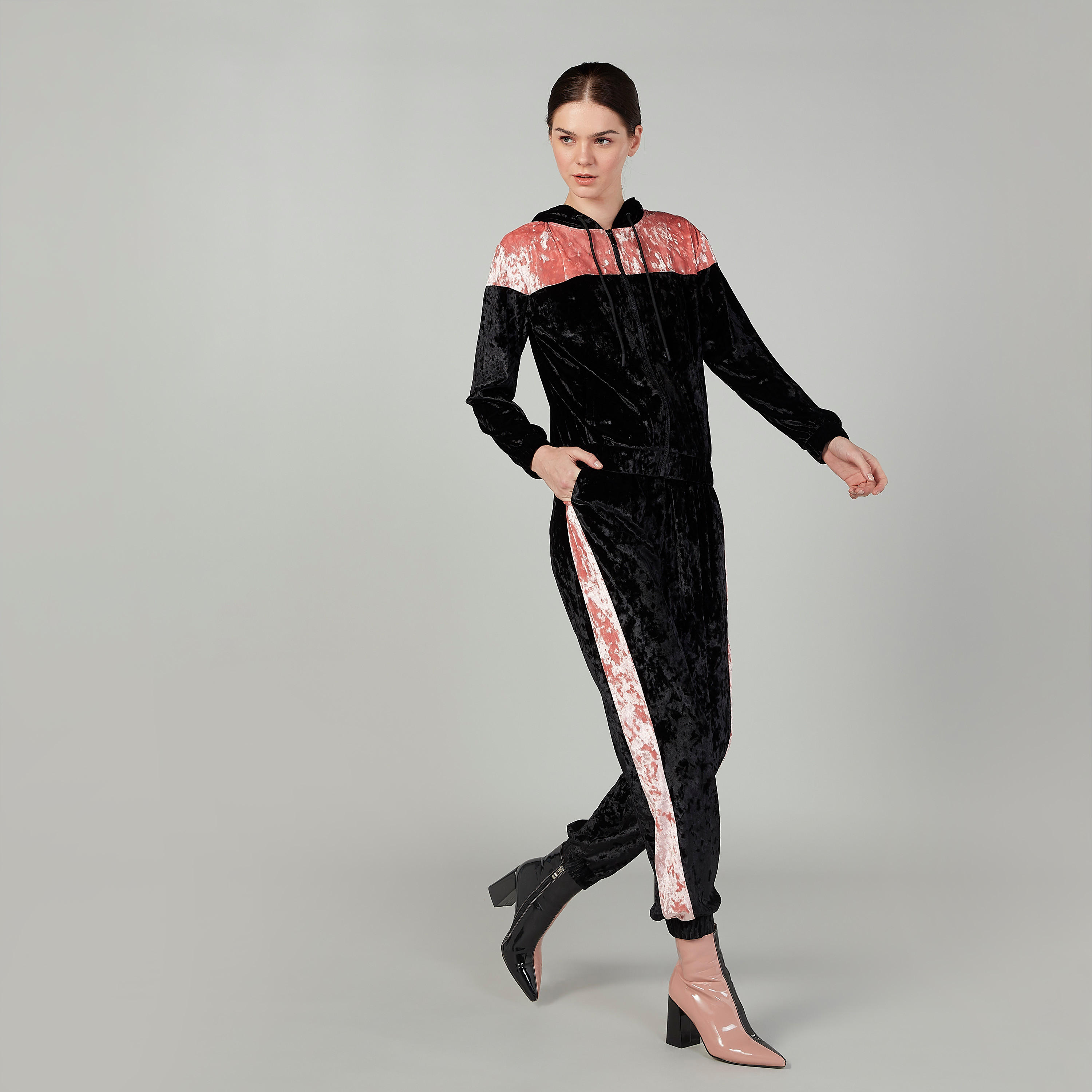 بنطلون رياضي بارز الملمس بخصر متوسط الارتفاع وجيوب ورباط-women-clothing-bottoms-joggers-image-2