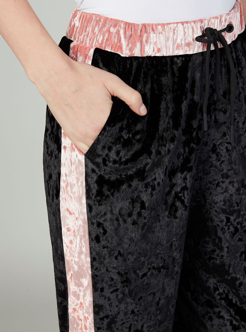 بنطلون رياضي بارز الملمس بخصر متوسط الارتفاع وجيوب ورباط-women-clothing-bottoms-joggers-image-3