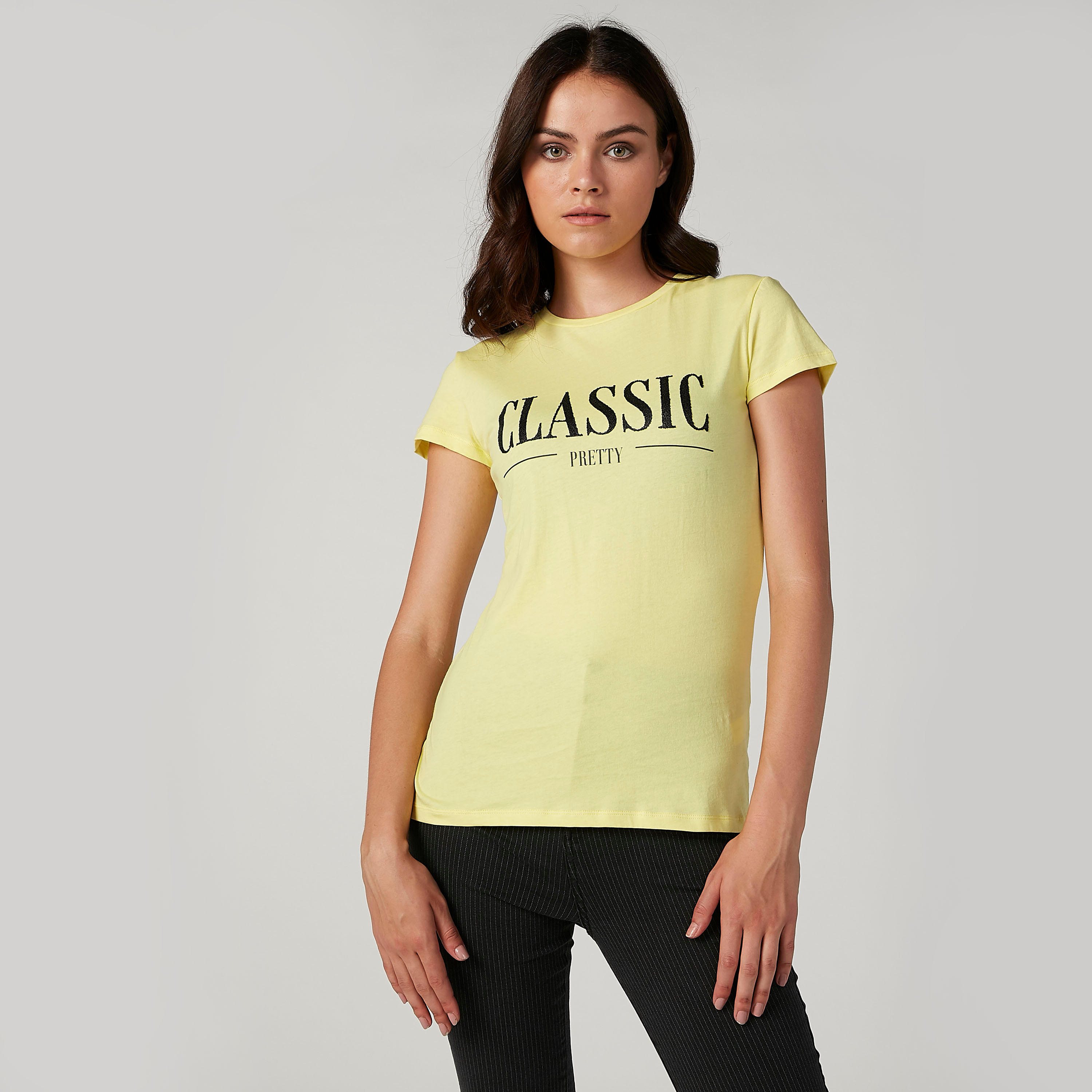 تيشيرت مستدام بياقة مستديرة وأكمام كاب وطبعات-women-clothing-tshirts-image-1