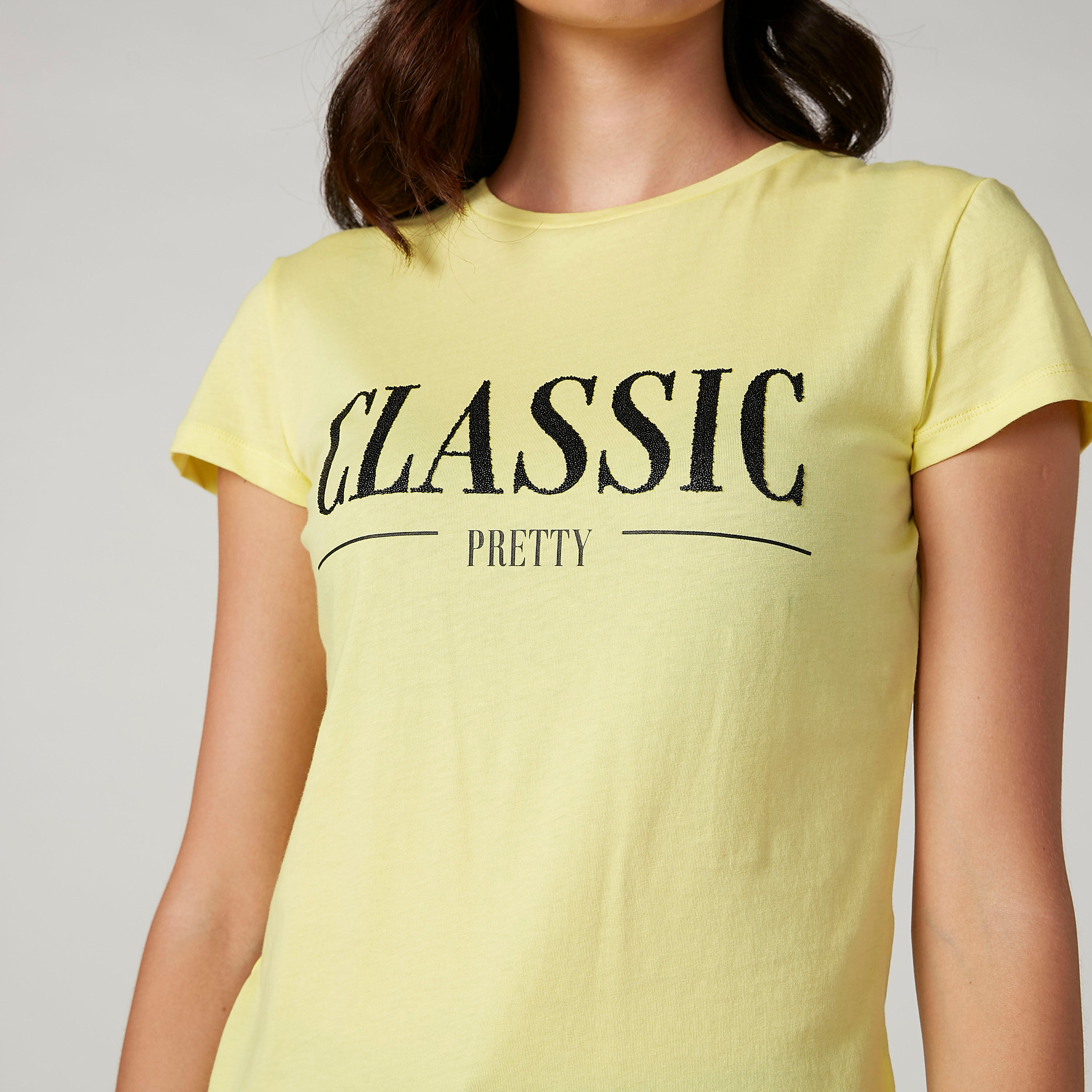تيشيرت مستدام بياقة مستديرة وأكمام كاب وطبعات-women-clothing-tshirts-image-2