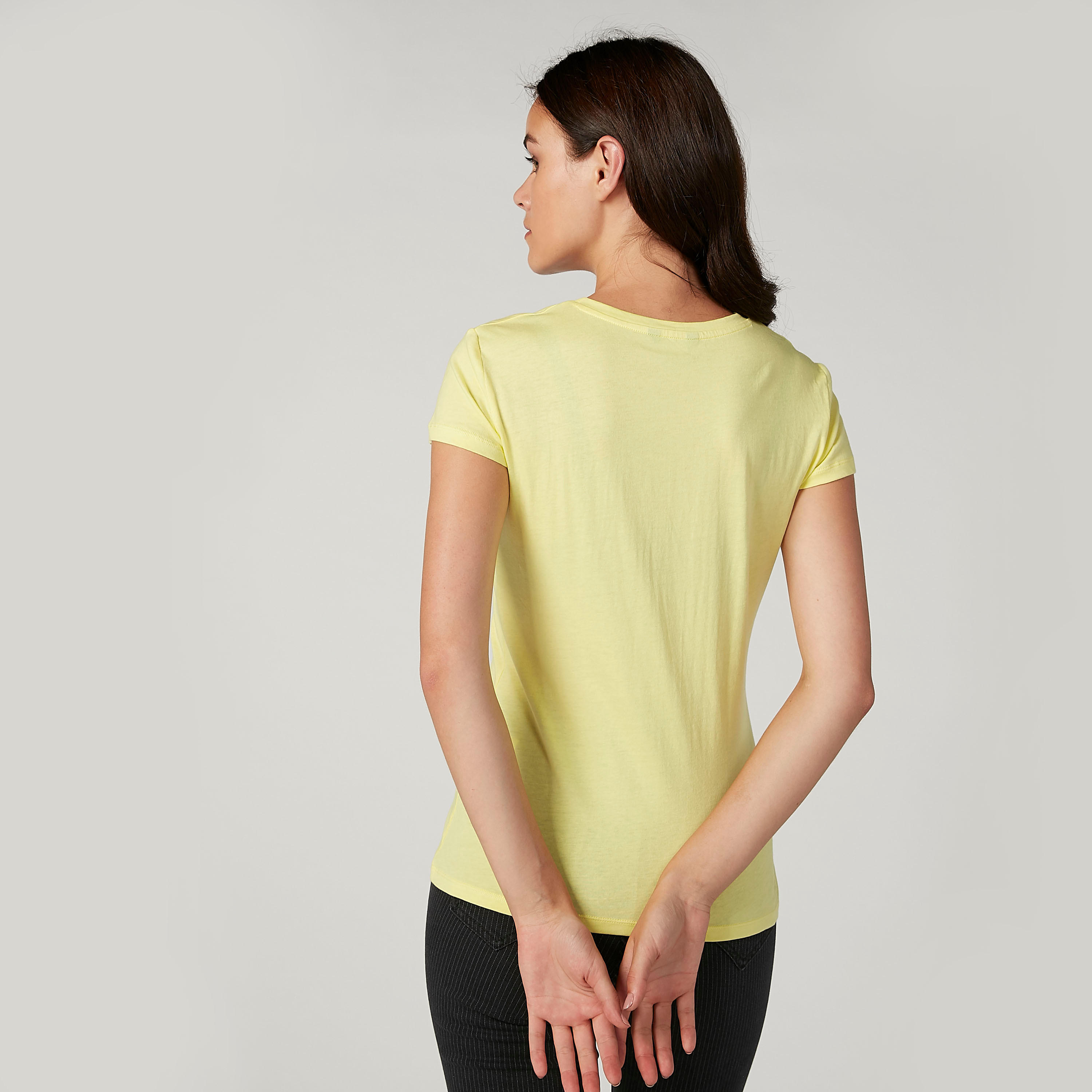 تيشيرت مستدام بياقة مستديرة وأكمام كاب وطبعات-women-clothing-tshirts-image-3