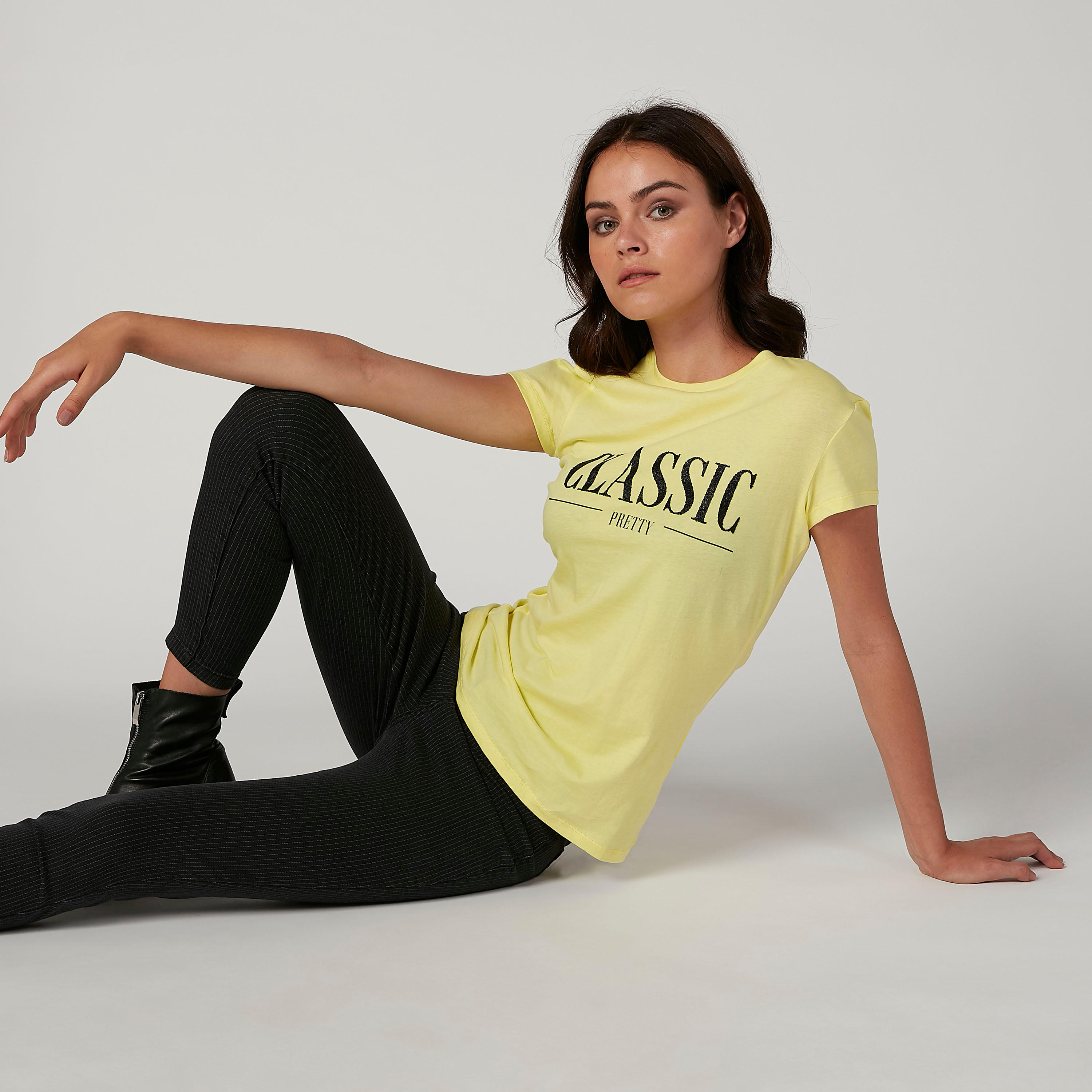 تيشيرت مستدام بياقة مستديرة وأكمام كاب وطبعات-women-clothing-tshirts-image-4