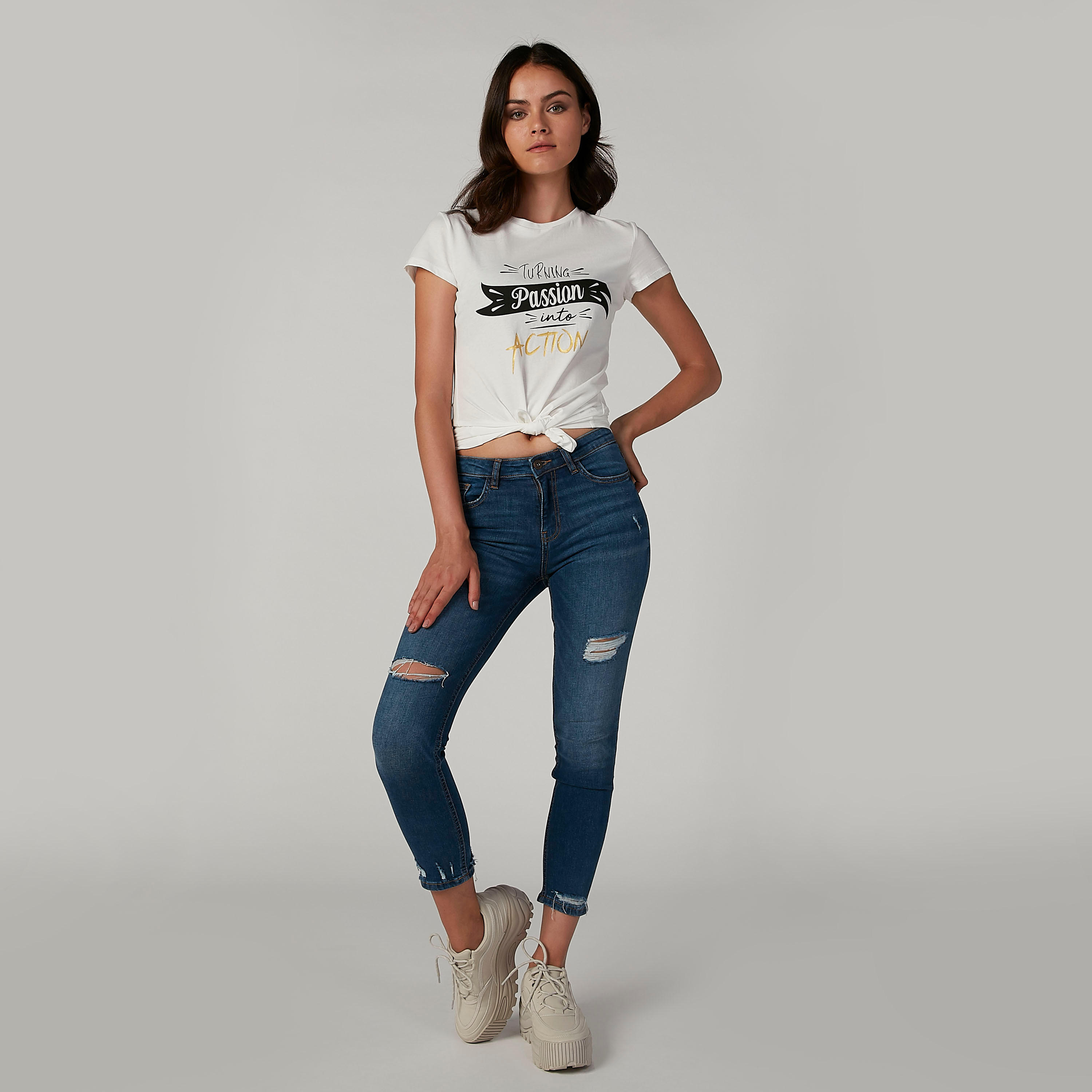 تيشيرت مستدام بياقة مستديرة وأكمام كاب وطبعات-women-clothing-tshirts-image-2