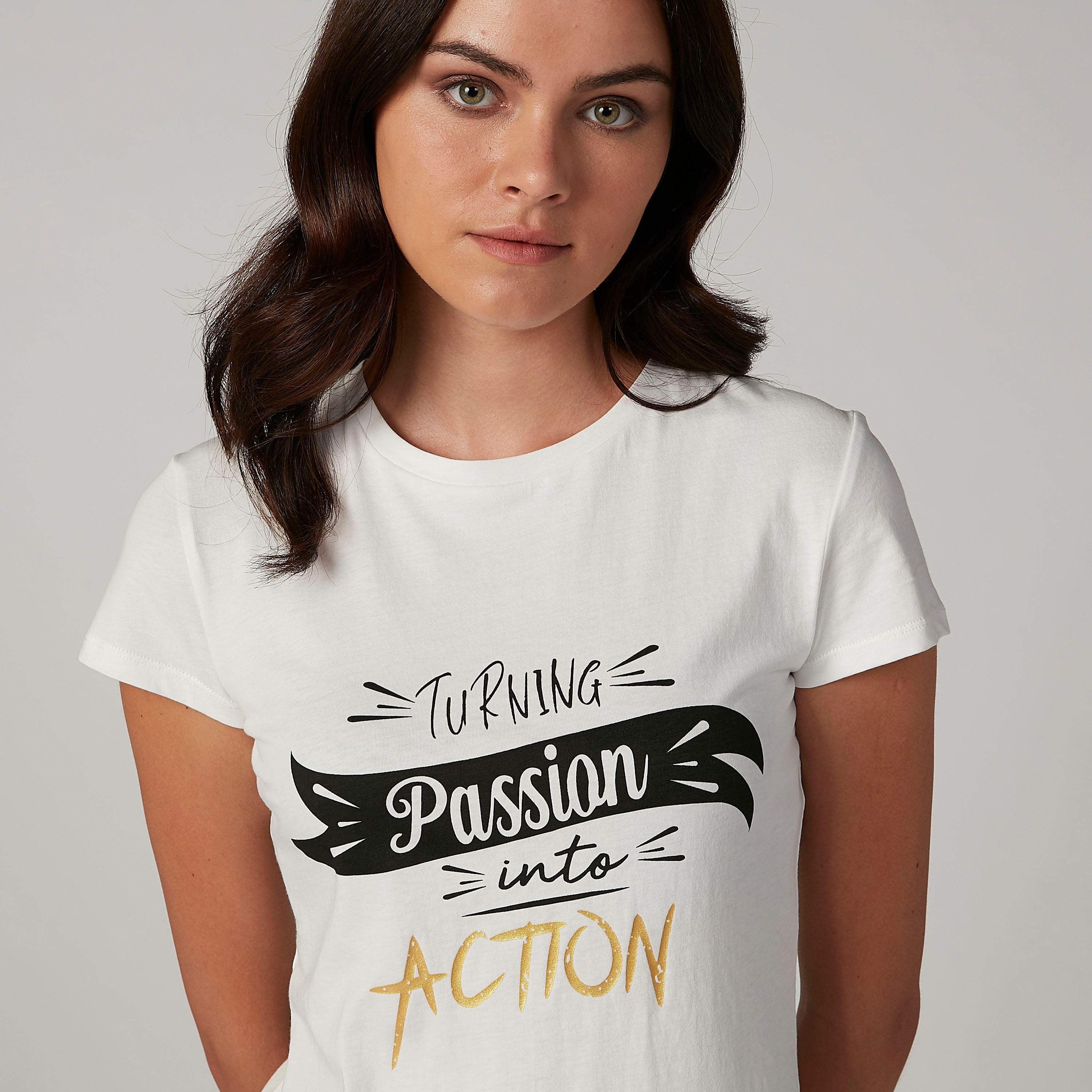 تيشيرت مستدام بياقة مستديرة وأكمام كاب وطبعات-women-clothing-tshirts-image-3